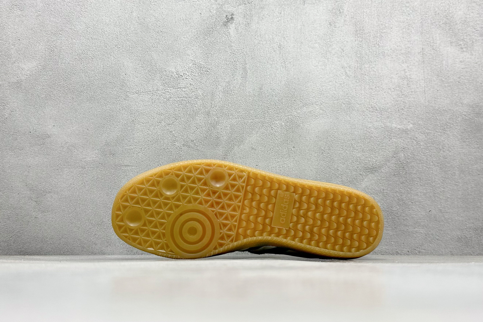 图片[4]-YH长青福利  AD Original Samba OG 复古经典轻便板鞋 带有装饰的超锁缝制和无缝的手感 柔软、柔软的皮革造型和标志性的3条纹完成了精致的外观 正规合身鞋带 鞋面上有绒面鞋垫 橡胶鞋底 享受正畸套筒软感 自50年代首次亮相以来就一直在赢得粉丝的青睐！ 货号：GY4344-选品中心