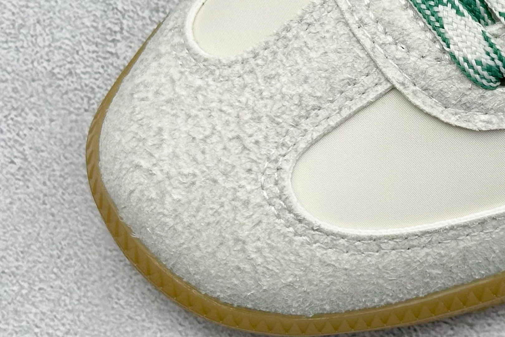 图片[7]-YH长青福利  AD Original Samba OG 复古经典轻便板鞋 带有装饰的超锁缝制和无缝的手感 柔软、柔软的皮革造型和标志性的3条纹完成了精致的外观 正规合身鞋带 鞋面上有绒面鞋垫 橡胶鞋底 享受正畸套筒软感 自50年代首次亮相以来就一直在赢得粉丝的青睐！ 货号：GY4344-选品中心