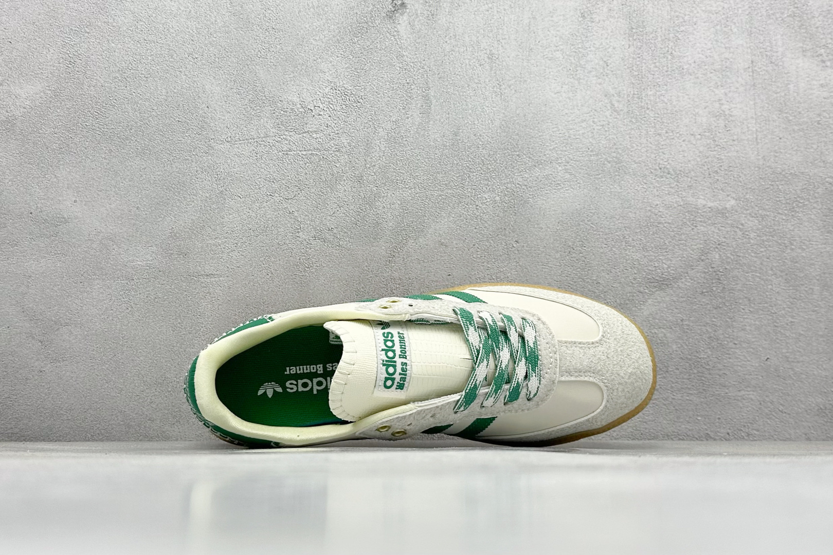 图片[3]-YH长青福利  AD Original Samba OG 复古经典轻便板鞋 带有装饰的超锁缝制和无缝的手感 柔软、柔软的皮革造型和标志性的3条纹完成了精致的外观 正规合身鞋带 鞋面上有绒面鞋垫 橡胶鞋底 享受正畸套筒软感 自50年代首次亮相以来就一直在赢得粉丝的青睐！ 货号：GY4344-选品中心