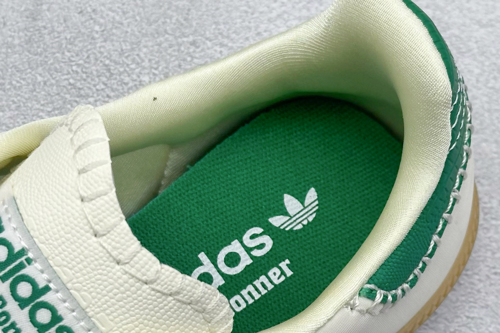 图片[8]-YH长青福利  AD Original Samba OG 复古经典轻便板鞋 带有装饰的超锁缝制和无缝的手感 柔软、柔软的皮革造型和标志性的3条纹完成了精致的外观 正规合身鞋带 鞋面上有绒面鞋垫 橡胶鞋底 享受正畸套筒软感 自50年代首次亮相以来就一直在赢得粉丝的青睐！ 货号：GY4344-选品中心