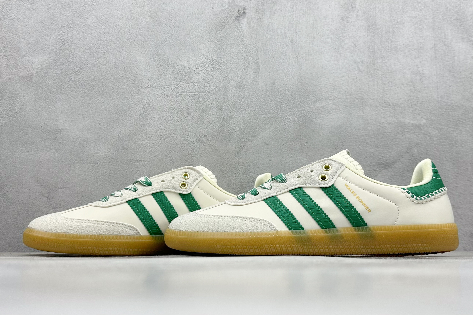 图片[5]-YH长青福利  AD Original Samba OG 复古经典轻便板鞋 带有装饰的超锁缝制和无缝的手感 柔软、柔软的皮革造型和标志性的3条纹完成了精致的外观 正规合身鞋带 鞋面上有绒面鞋垫 橡胶鞋底 享受正畸套筒软感 自50年代首次亮相以来就一直在赢得粉丝的青睐！ 货号：GY4344-选品中心