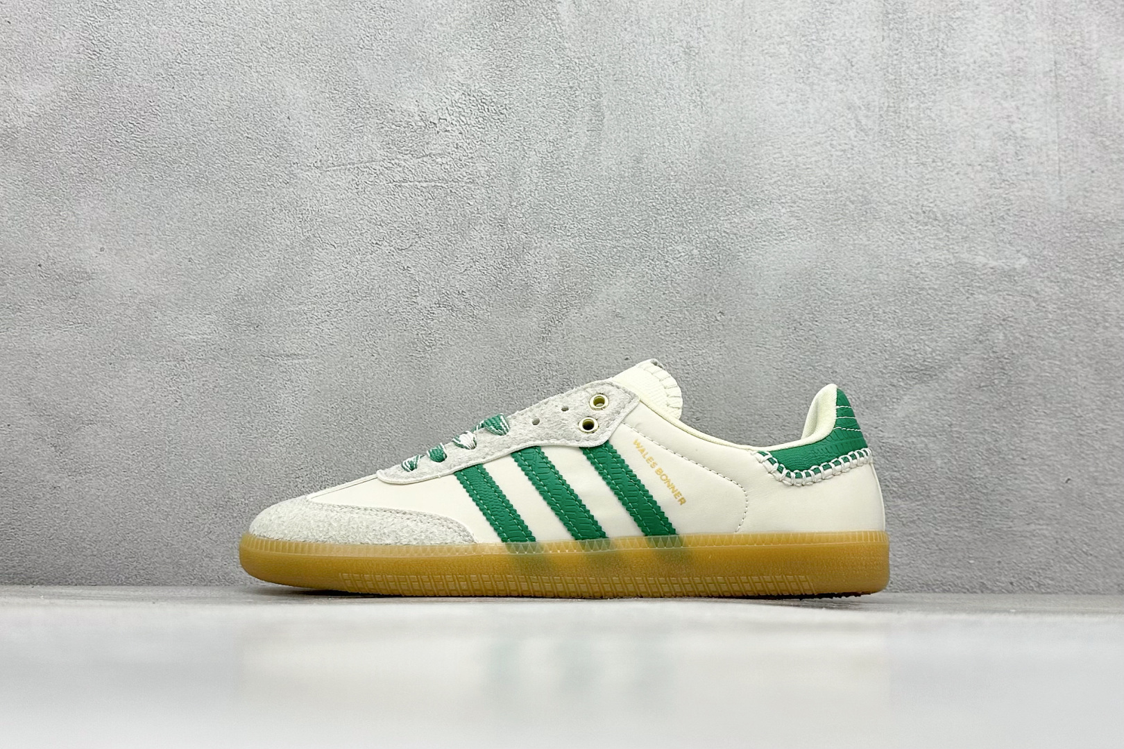 YH长青福利  AD Original Samba OG 复古经典轻便板鞋 带有装饰的超锁缝制和无缝的手感 柔软、柔软的皮革造型和标志性的3条纹完成了精致的外观 正规合身鞋带 鞋面上有绒面鞋垫 橡胶鞋底 享受正畸套筒软感 自50年代首次亮相以来就一直在赢得粉丝的青睐！ 货号：GY4344-选品中心