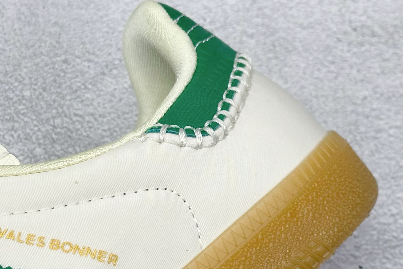 图片[9]-YH长青福利  AD Original Samba OG 复古经典轻便板鞋 带有装饰的超锁缝制和无缝的手感 柔软、柔软的皮革造型和标志性的3条纹完成了精致的外观 正规合身鞋带 鞋面上有绒面鞋垫 橡胶鞋底 享受正畸套筒软感 自50年代首次亮相以来就一直在赢得粉丝的青睐！ 货号：GY4344-选品中心