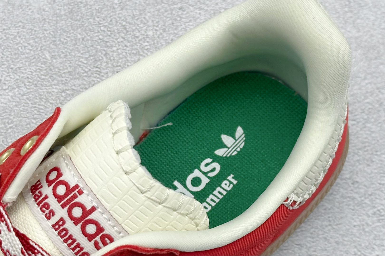 图片[8]-YH长青福利  AD Original Samba OG 复古经典轻便板鞋 带有装饰的超锁缝制和无缝的手感 柔软、柔软的皮革造型和标志性的3条纹完成了精致的外观 正规合身鞋带 鞋面上有绒面鞋垫 橡胶鞋底 享受正畸套筒软感 自50年代首次亮相以来就一直在赢得粉丝的青睐！ 货号：GY6612-选品中心