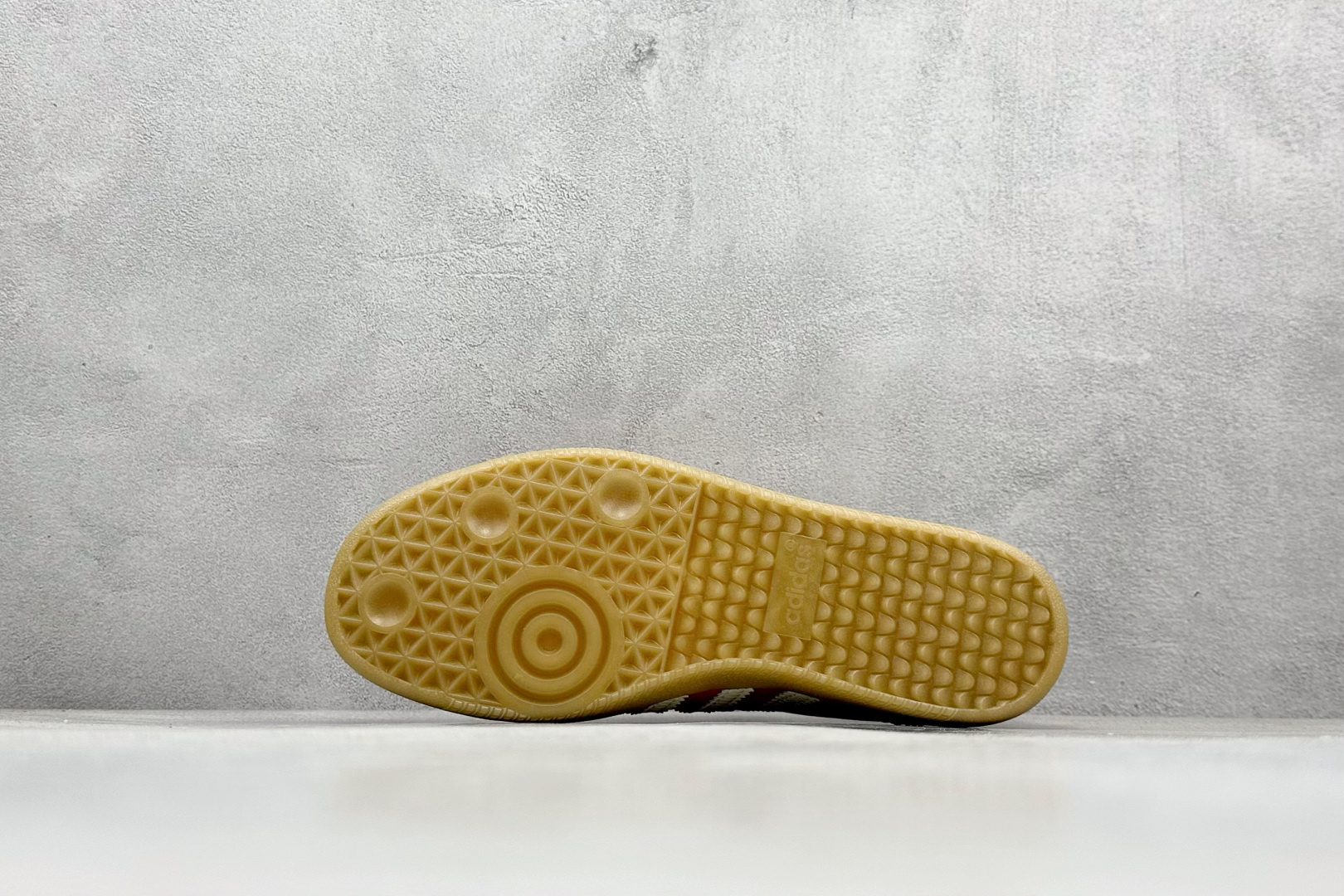 图片[4]-YH长青福利  AD Original Samba OG 复古经典轻便板鞋 带有装饰的超锁缝制和无缝的手感 柔软、柔软的皮革造型和标志性的3条纹完成了精致的外观 正规合身鞋带 鞋面上有绒面鞋垫 橡胶鞋底 享受正畸套筒软感 自50年代首次亮相以来就一直在赢得粉丝的青睐！ 货号：GY6612-选品中心