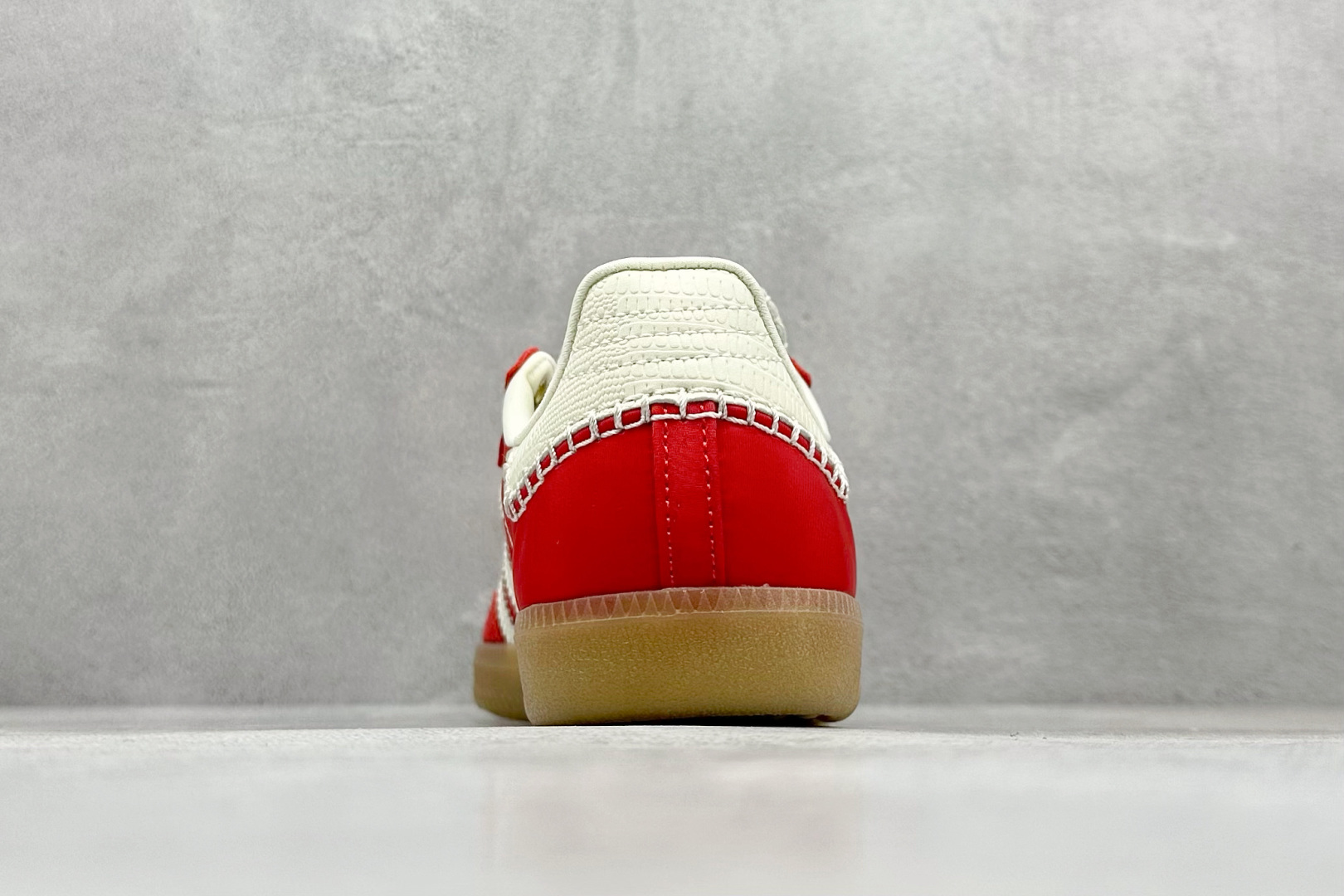 图片[6]-YH长青福利  AD Original Samba OG 复古经典轻便板鞋 带有装饰的超锁缝制和无缝的手感 柔软、柔软的皮革造型和标志性的3条纹完成了精致的外观 正规合身鞋带 鞋面上有绒面鞋垫 橡胶鞋底 享受正畸套筒软感 自50年代首次亮相以来就一直在赢得粉丝的青睐！ 货号：GY6612-选品中心