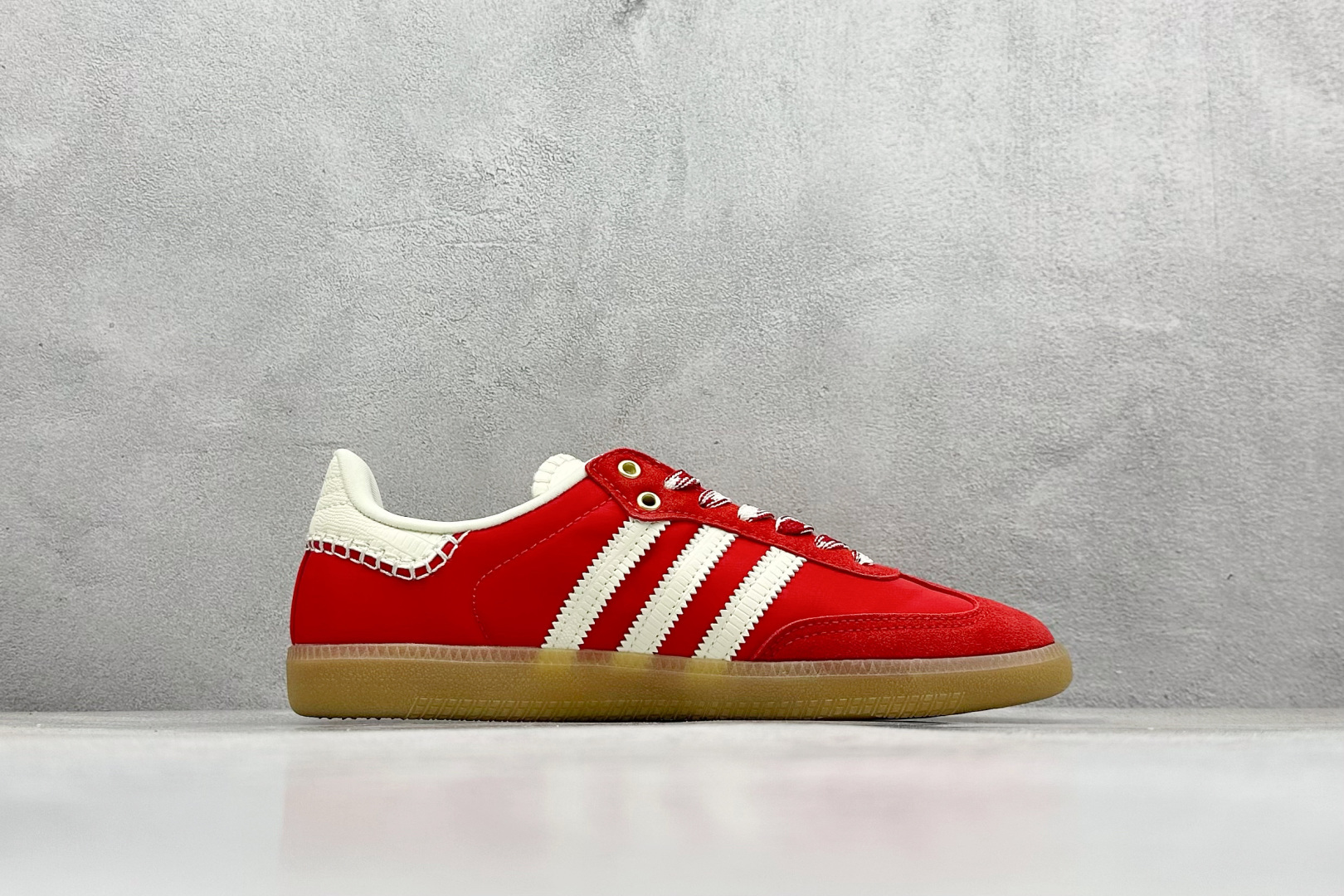 图片[2]-YH长青福利  AD Original Samba OG 复古经典轻便板鞋 带有装饰的超锁缝制和无缝的手感 柔软、柔软的皮革造型和标志性的3条纹完成了精致的外观 正规合身鞋带 鞋面上有绒面鞋垫 橡胶鞋底 享受正畸套筒软感 自50年代首次亮相以来就一直在赢得粉丝的青睐！ 货号：GY6612-选品中心