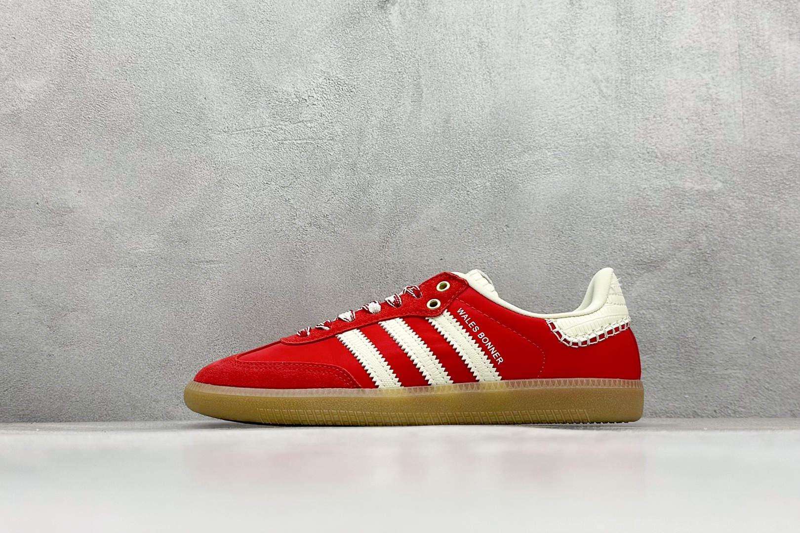 YH长青福利 AD Original Samba OG 复古经典轻便板鞋 带有装饰的超锁缝制和无缝的手感 柔软、柔软的皮革造型和标志性的3条纹完成了精致的外观 正规合身鞋带 鞋面上有绒面鞋垫 橡胶鞋底 享受正畸套筒软感 自50年代首次亮相以来就一直在赢得粉丝的青睐! 货号:GY6612-选品中心