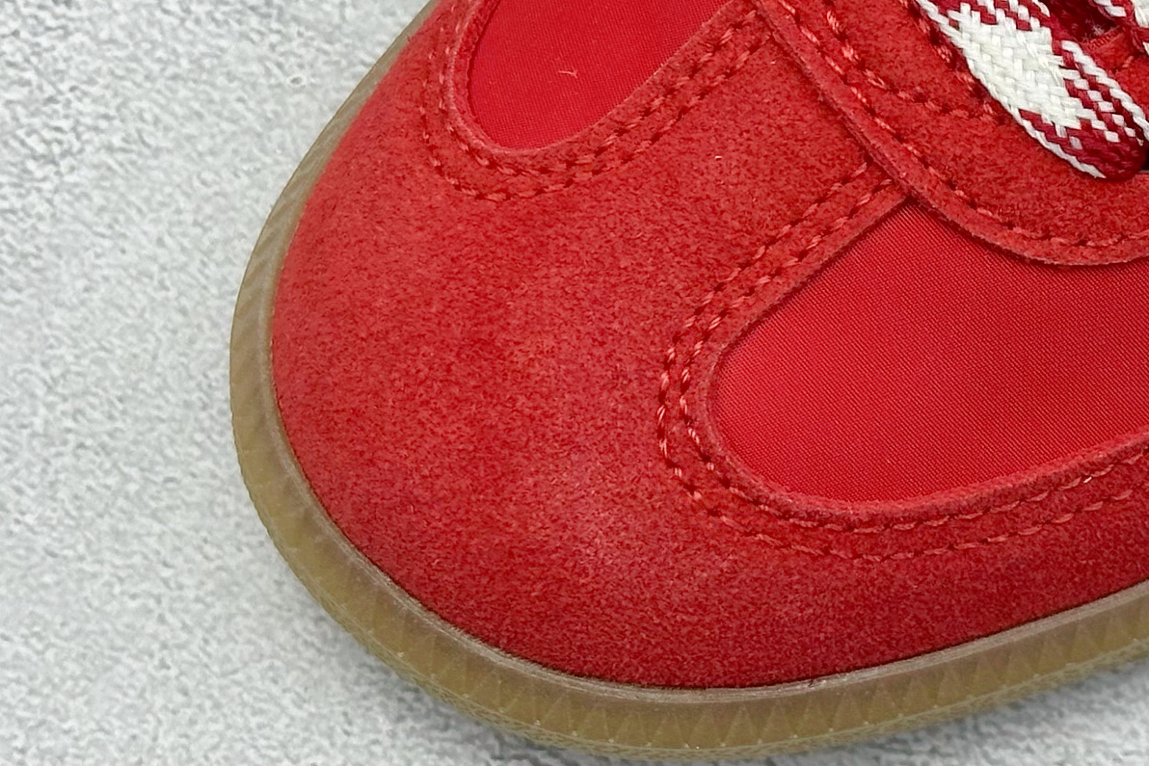 图片[7]-YH长青福利  AD Original Samba OG 复古经典轻便板鞋 带有装饰的超锁缝制和无缝的手感 柔软、柔软的皮革造型和标志性的3条纹完成了精致的外观 正规合身鞋带 鞋面上有绒面鞋垫 橡胶鞋底 享受正畸套筒软感 自50年代首次亮相以来就一直在赢得粉丝的青睐！ 货号：GY6612-选品中心