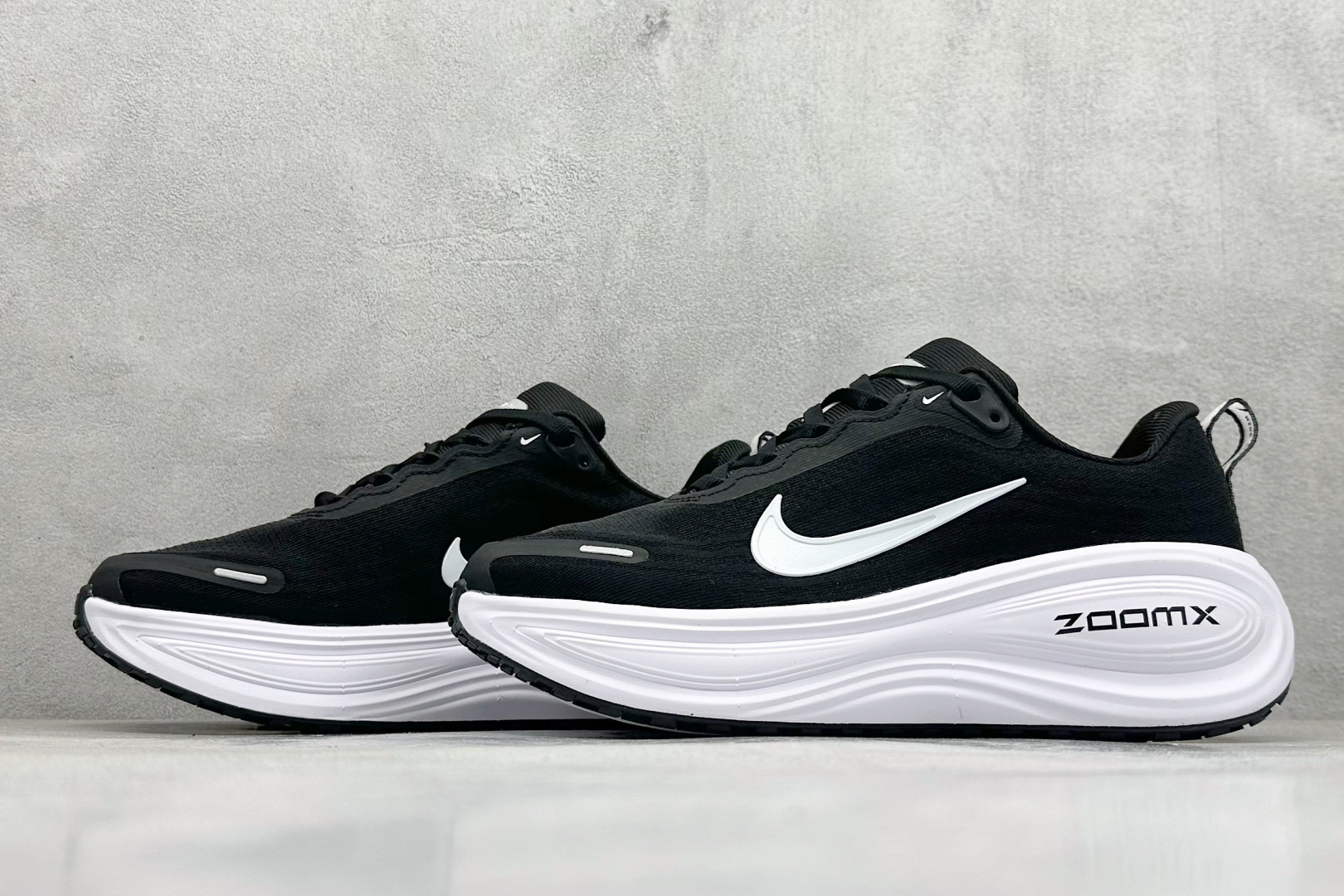 180 Nike Air Zoom Vomero PLUS 全新科技提前原鞋开发 运动跑鞋  HV8150-002