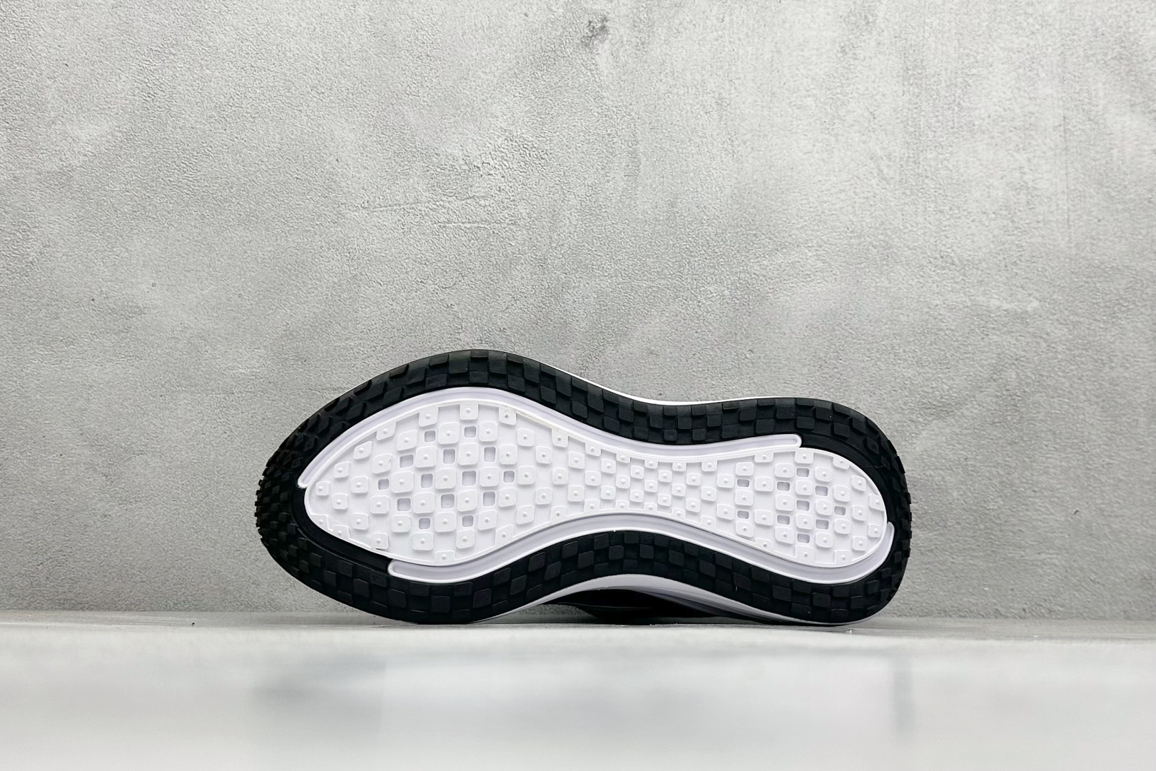 180 Nike Air Zoom Vomero PLUS 全新科技提前原鞋开发 运动跑鞋  HV8150-002