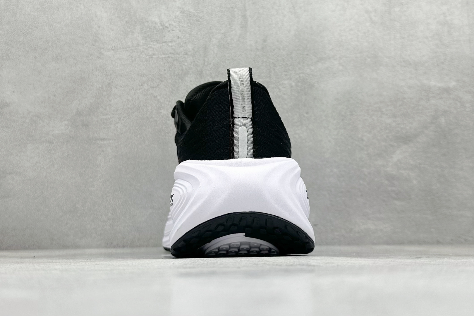 180 Nike Air Zoom Vomero PLUS 全新科技提前原鞋开发 运动跑鞋  HV8150-002