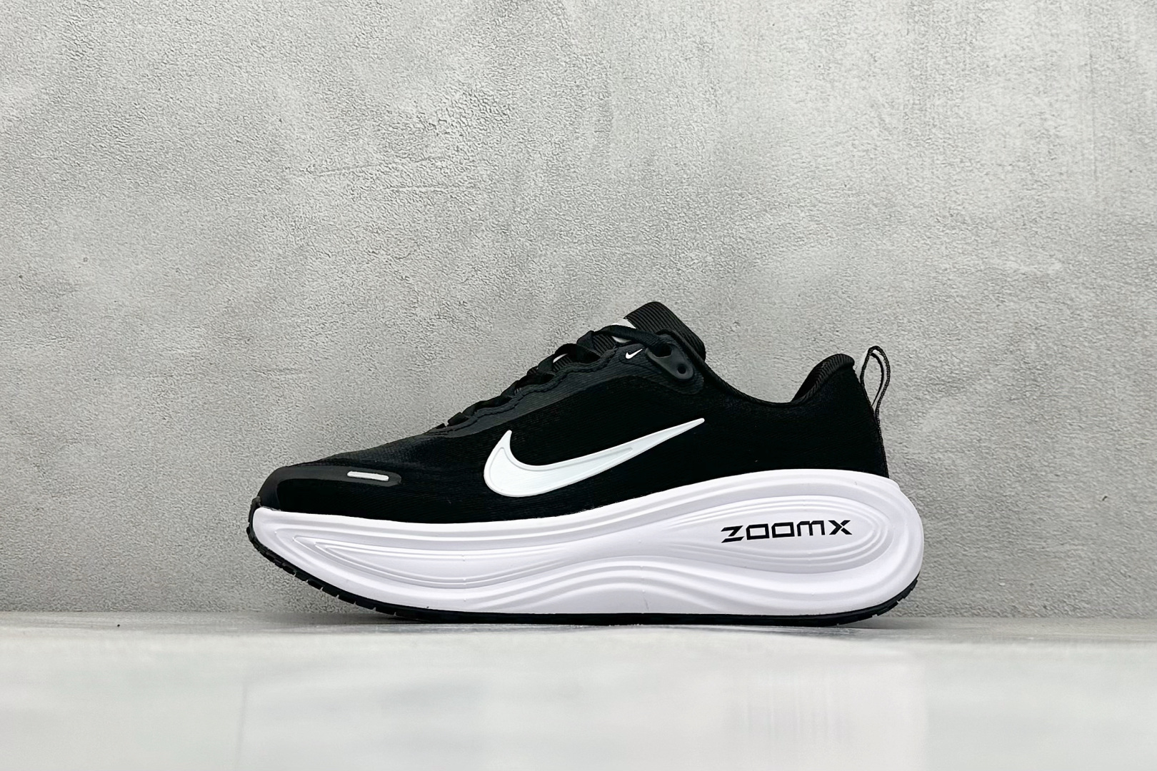 180 Nike Air Zoom Vomero PLUS 全新科技提前原鞋开发 运动跑鞋  HV8150-002
