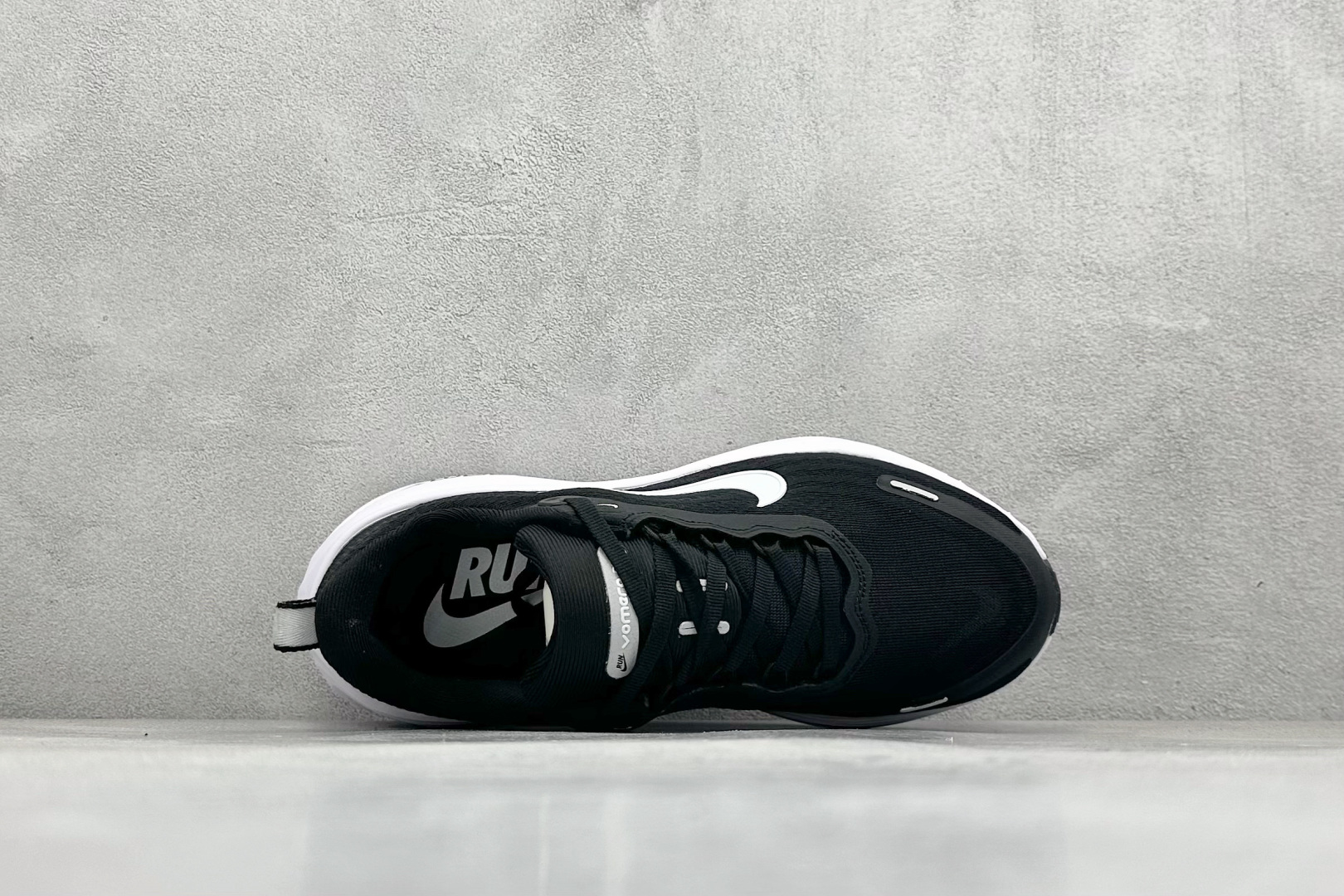 180 Nike Air Zoom Vomero PLUS 全新科技提前原鞋开发 运动跑鞋  HV8150-002