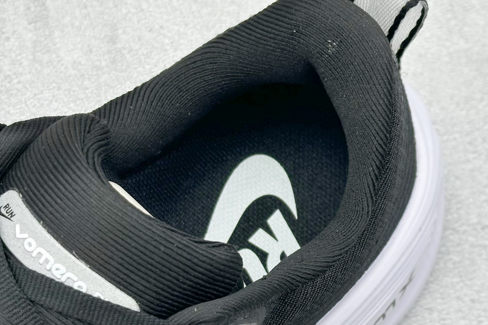 180 Nike Air Zoom Vomero PLUS 全新科技提前原鞋开发 运动跑鞋  HV8150-002
