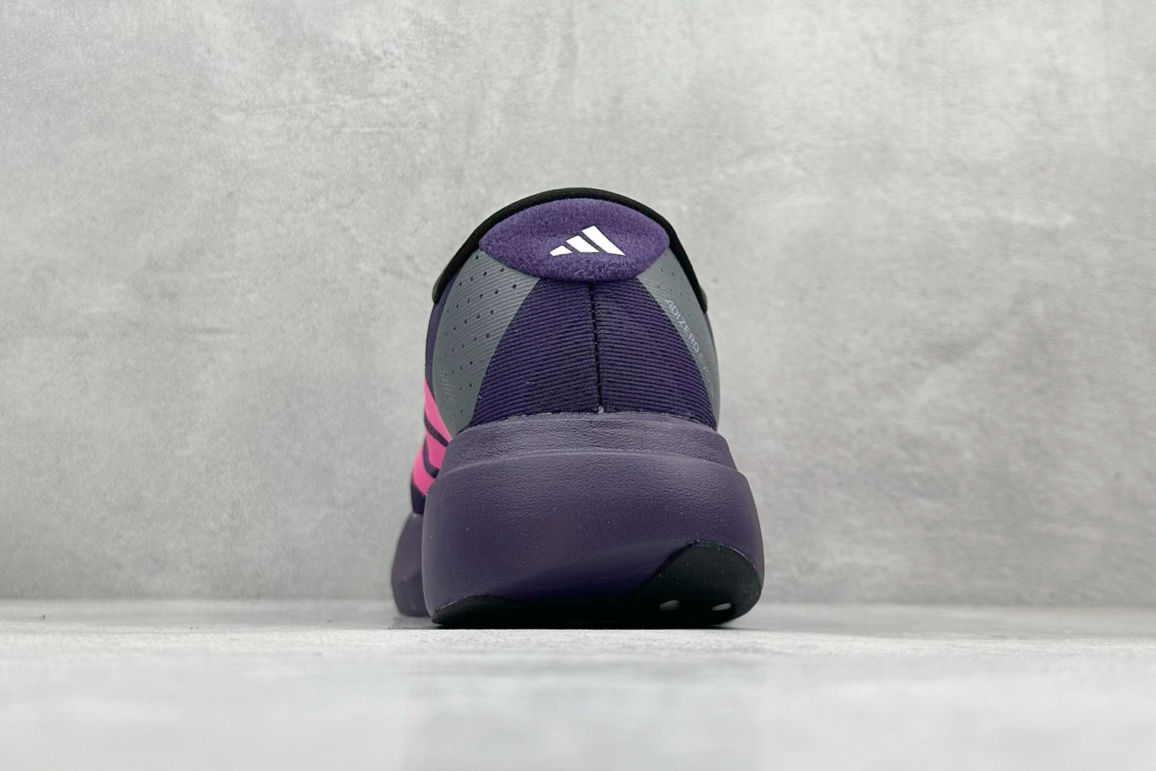 图片[6]-Adidas Adizero Evo SL 阿迪超轻透气缓震跑鞋  整体外观造型与adiZero Adios Pro EVO 1非常相似 中底配置方面搭载全掌Lightstrike Pro 鞋面采用透气网面示人 契合日常训练鞋的定位 更加耐用 外底给到了马牌橡胶 及上代竞速旗舰adidas Adizero Adios Pro 3区域分布 货号： JS4491  尺码：36-45-选品中心