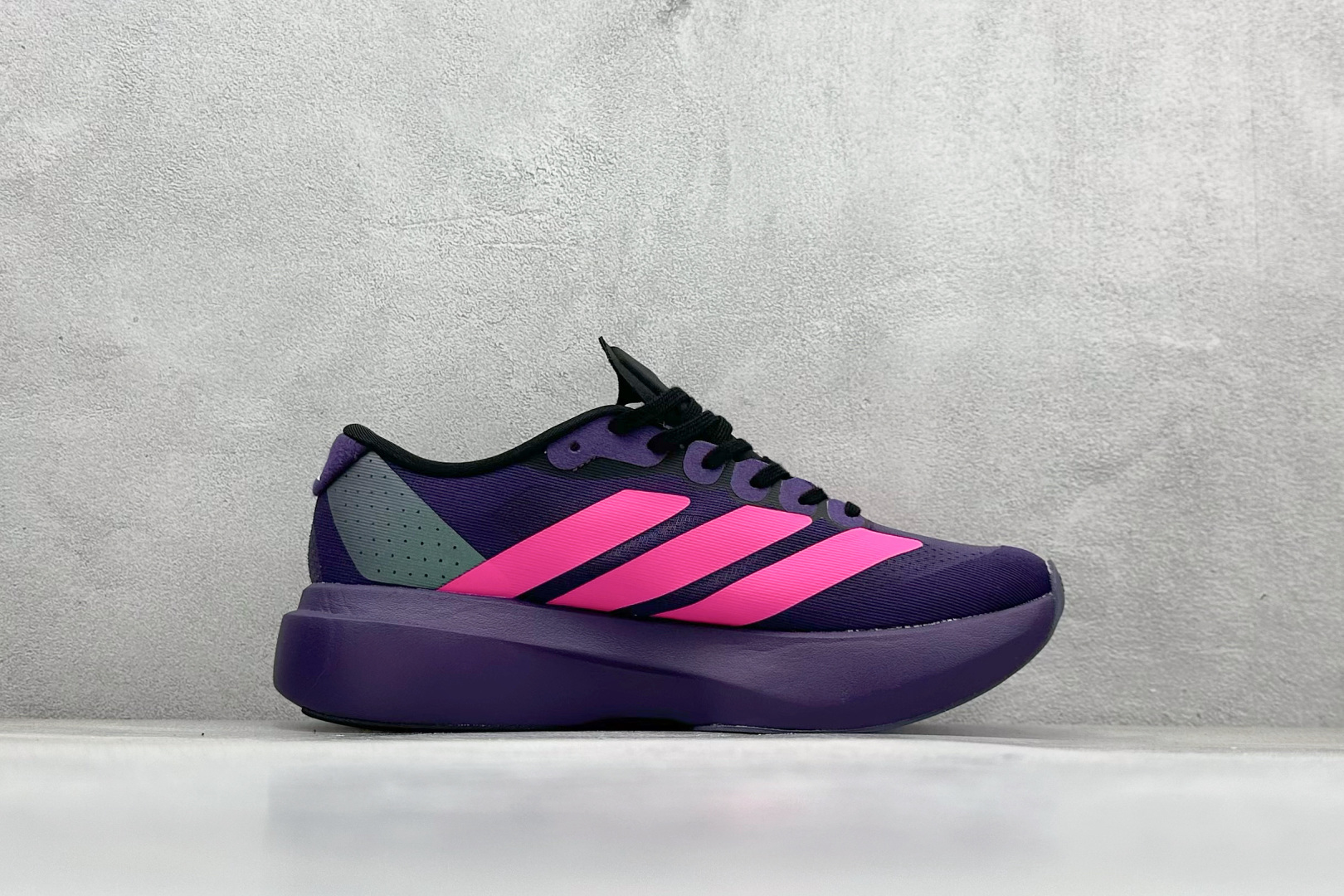 图片[2]-Adidas Adizero Evo SL 阿迪超轻透气缓震跑鞋  整体外观造型与adiZero Adios Pro EVO 1非常相似 中底配置方面搭载全掌Lightstrike Pro 鞋面采用透气网面示人 契合日常训练鞋的定位 更加耐用 外底给到了马牌橡胶 及上代竞速旗舰adidas Adizero Adios Pro 3区域分布 货号： JS4491  尺码：36-45-选品中心