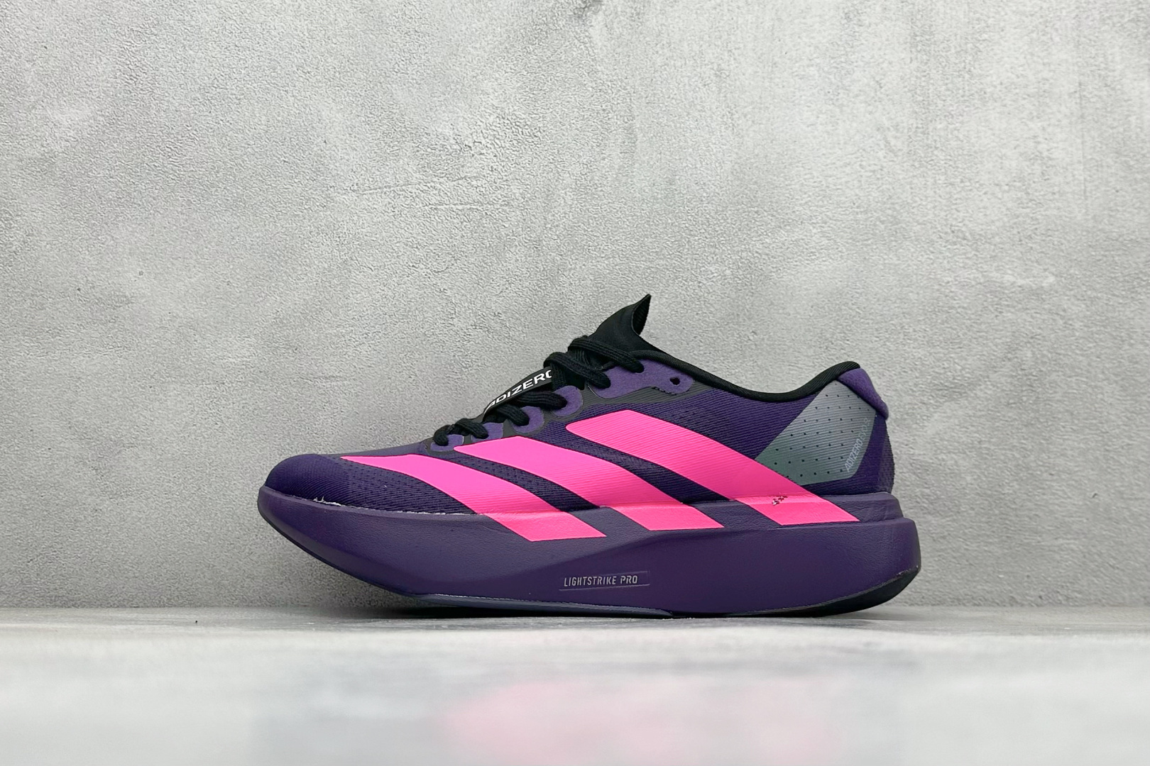 Adidas Adizero Evo SL 阿迪超轻透气缓震跑鞋  整体外观造型与adiZero Adios Pro EVO 1非常相似 中底配置方面搭载全掌Lightstrike Pro 鞋面采用透气网面示人 契合日常训练鞋的定位 更加耐用 外底给到了马牌橡胶 及上代竞速旗舰adidas Adizero Adios Pro 3区域分布 货号： JS4491  尺码：36-45-选品中心