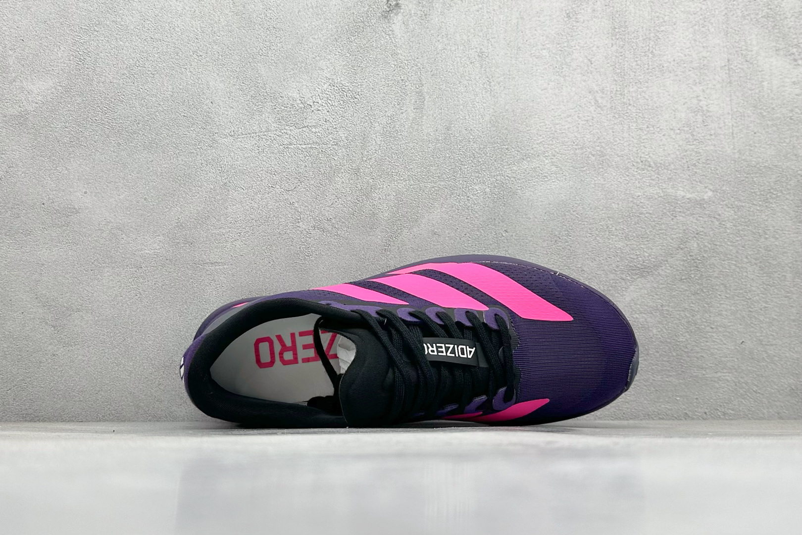 图片[3]-Adidas Adizero Evo SL 阿迪超轻透气缓震跑鞋  整体外观造型与adiZero Adios Pro EVO 1非常相似 中底配置方面搭载全掌Lightstrike Pro 鞋面采用透气网面示人 契合日常训练鞋的定位 更加耐用 外底给到了马牌橡胶 及上代竞速旗舰adidas Adizero Adios Pro 3区域分布 货号： JS4491  尺码：36-45-选品中心