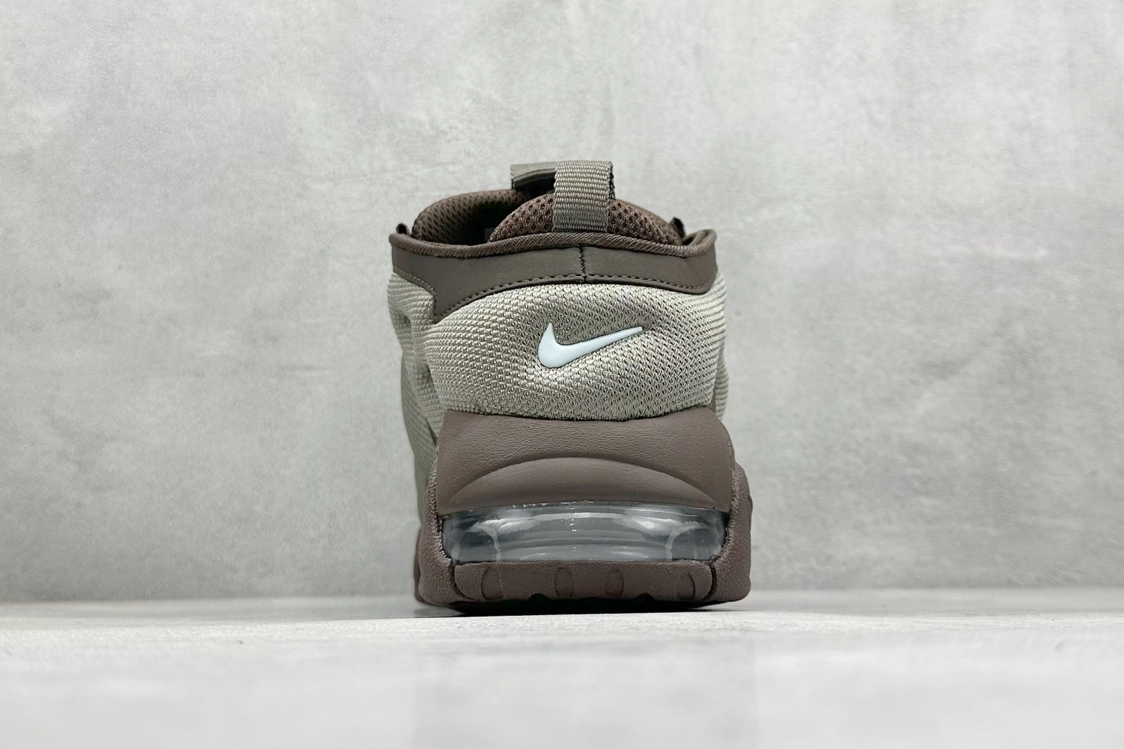 图片[6]-Nike Air More Uptempo 原装皮蓬 全新批次 Air More Uptempo绝对是耐克篮球鞋历史上最耀眼的里程碑之一，耐克一直以来都以不停的提升气垫容量来捍卫气垫的地位，当前后掌的花样全部玩尽之后，耐克终于还是打出了奠定王朝基础的一张牌：全掌外露气垫，U型气垫和Max Air的搭配是当时最切合实际的全掌气垫组合 货号：FZ3055-003 尺码：36-45-选品中心