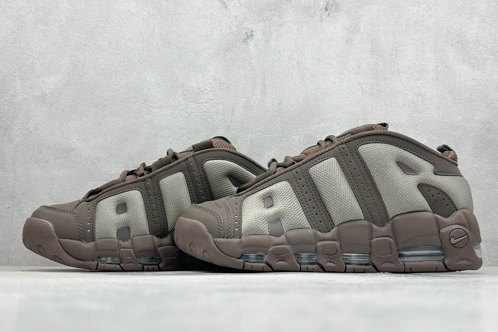 图片[5]-Nike Air More Uptempo 原装皮蓬 全新批次 Air More Uptempo绝对是耐克篮球鞋历史上最耀眼的里程碑之一，耐克一直以来都以不停的提升气垫容量来捍卫气垫的地位，当前后掌的花样全部玩尽之后，耐克终于还是打出了奠定王朝基础的一张牌：全掌外露气垫，U型气垫和Max Air的搭配是当时最切合实际的全掌气垫组合 货号：FZ3055-003 尺码：36-45-选品中心