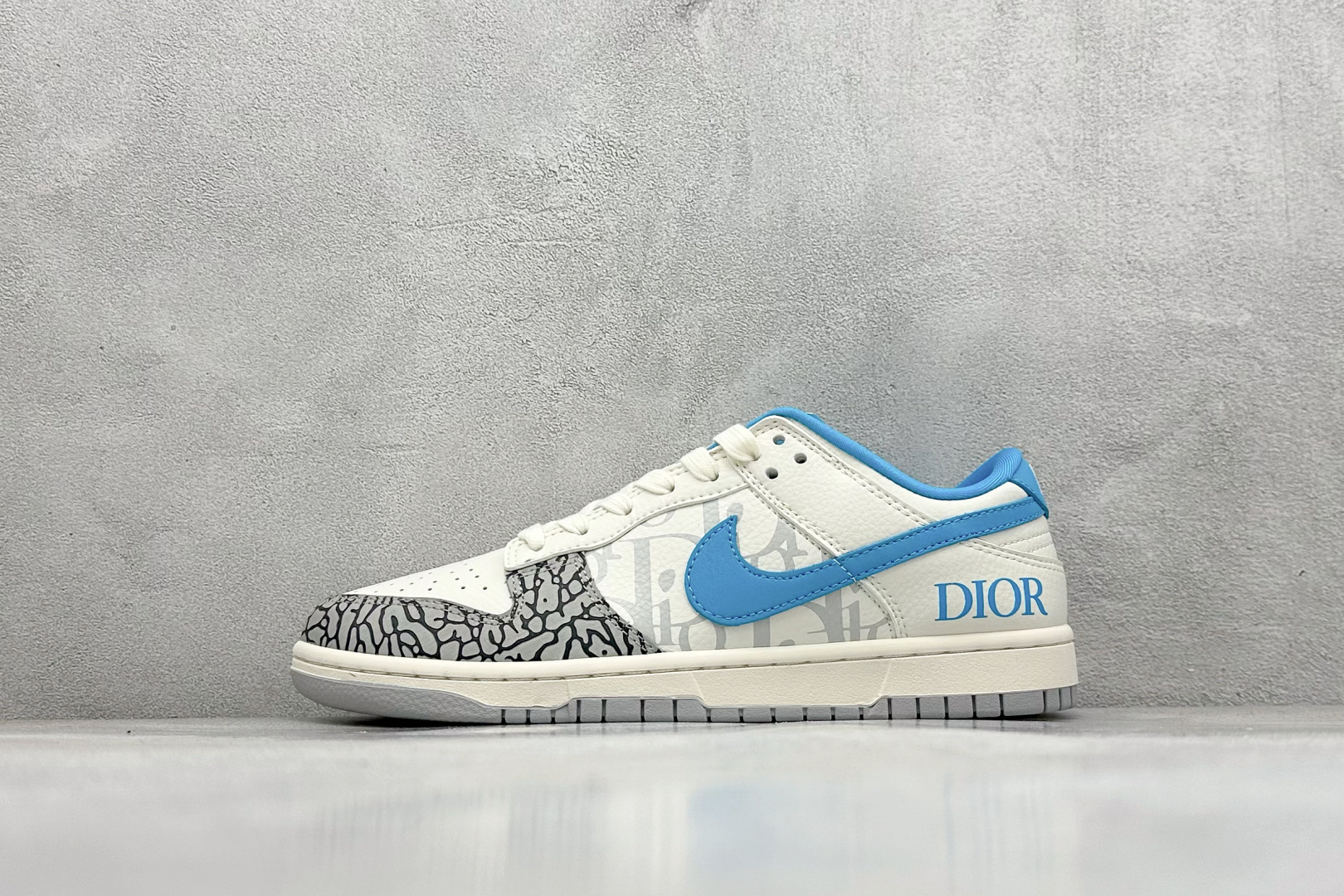 240 Nike SB Dunk Low “迪奥联名---白灰蓝裂纹”高端定制 低帮休闲板鞋 XD1588-223