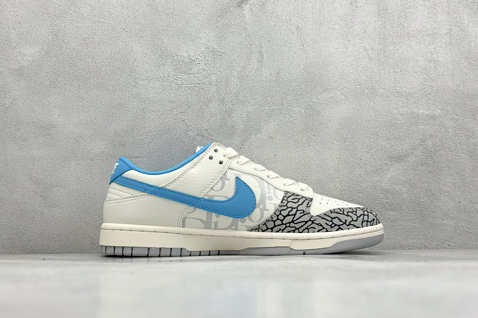 240 Nike SB Dunk Low “迪奥联名---白灰蓝裂纹”高端定制 低帮休闲板鞋 XD1588-223