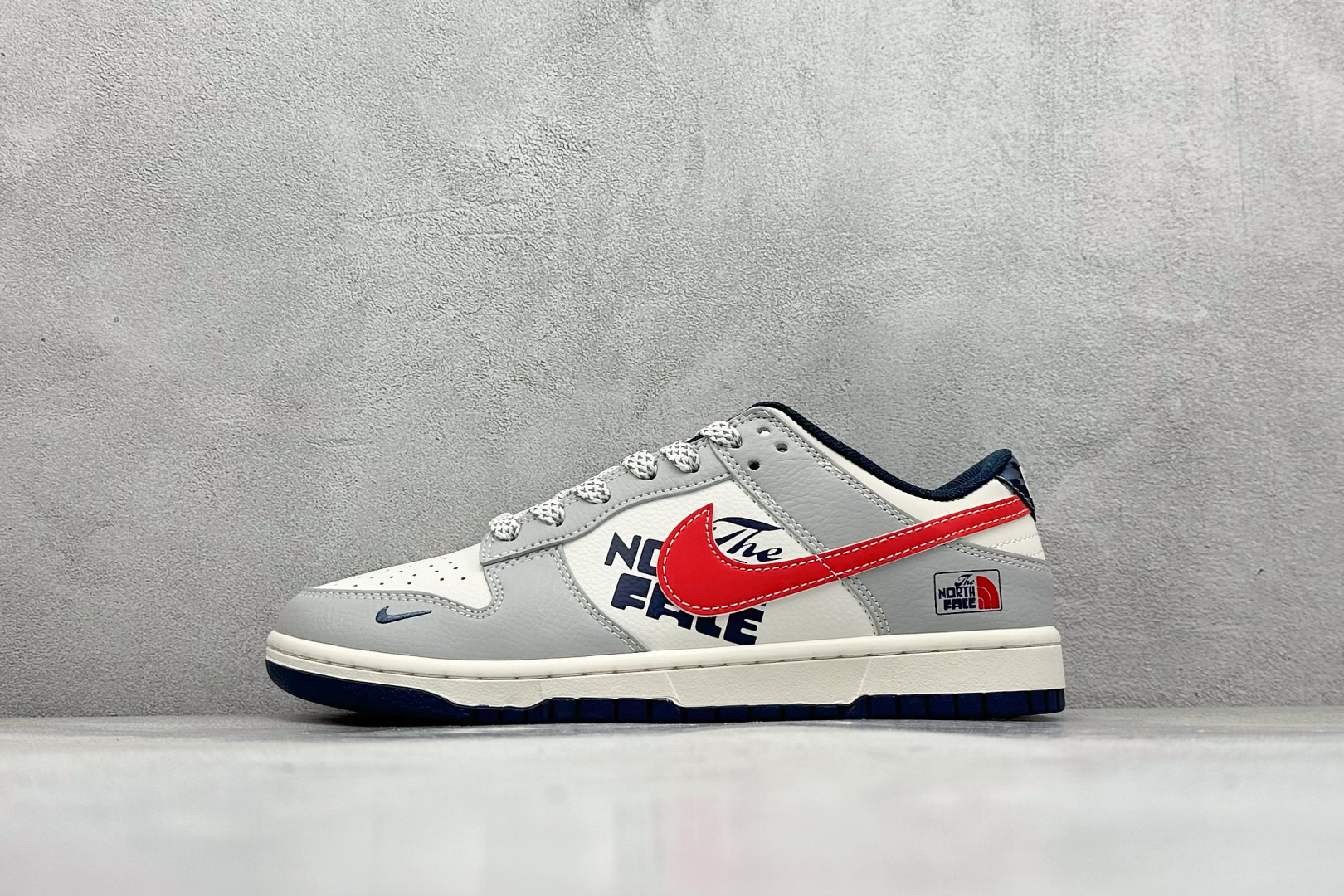 240 Nike SB Dunk Low“北面联名——灰蓝红勾配色” 高端定制 低帮休闲板鞋 F8698-208
