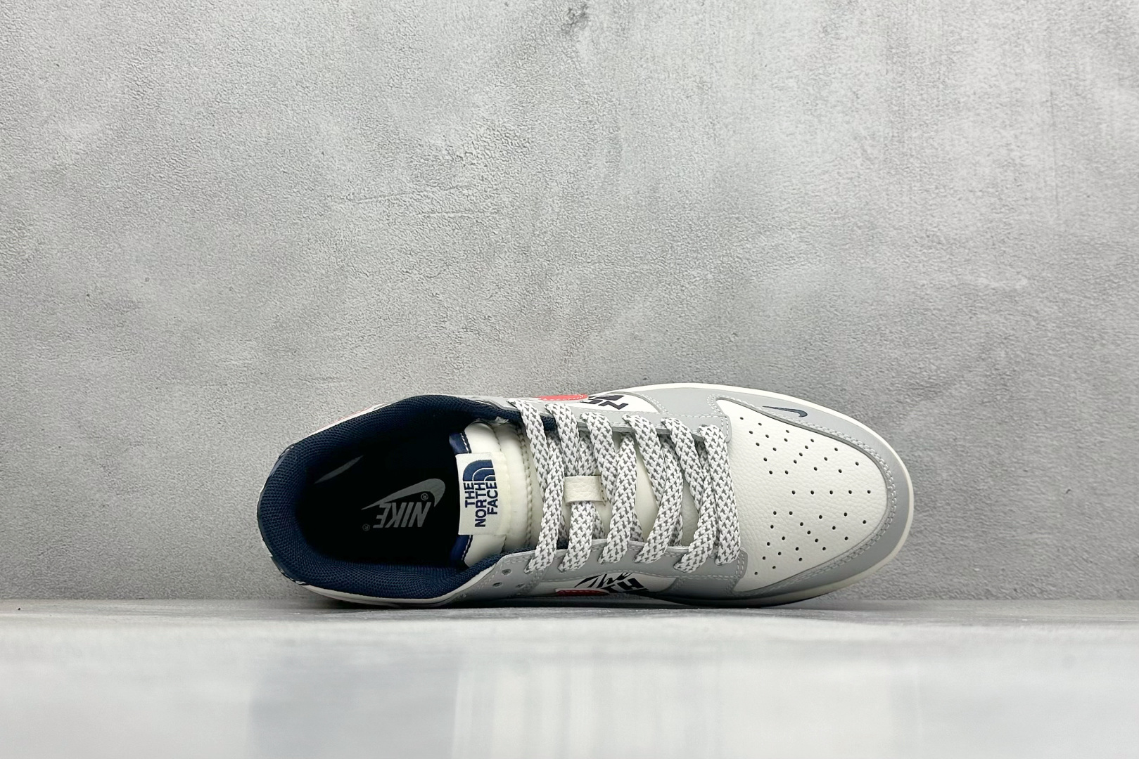 240 Nike SB Dunk Low“北面联名——灰蓝红勾配色” 高端定制 低帮休闲板鞋 F8698-208