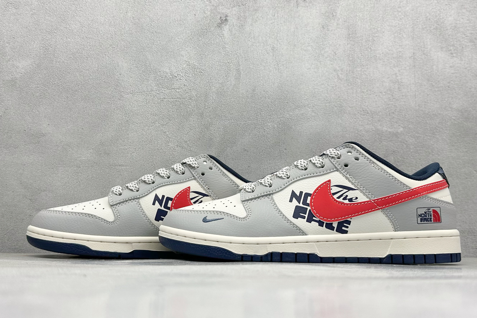 240 Nike SB Dunk Low“北面联名——灰蓝红勾配色” 高端定制 低帮休闲板鞋 F8698-208
