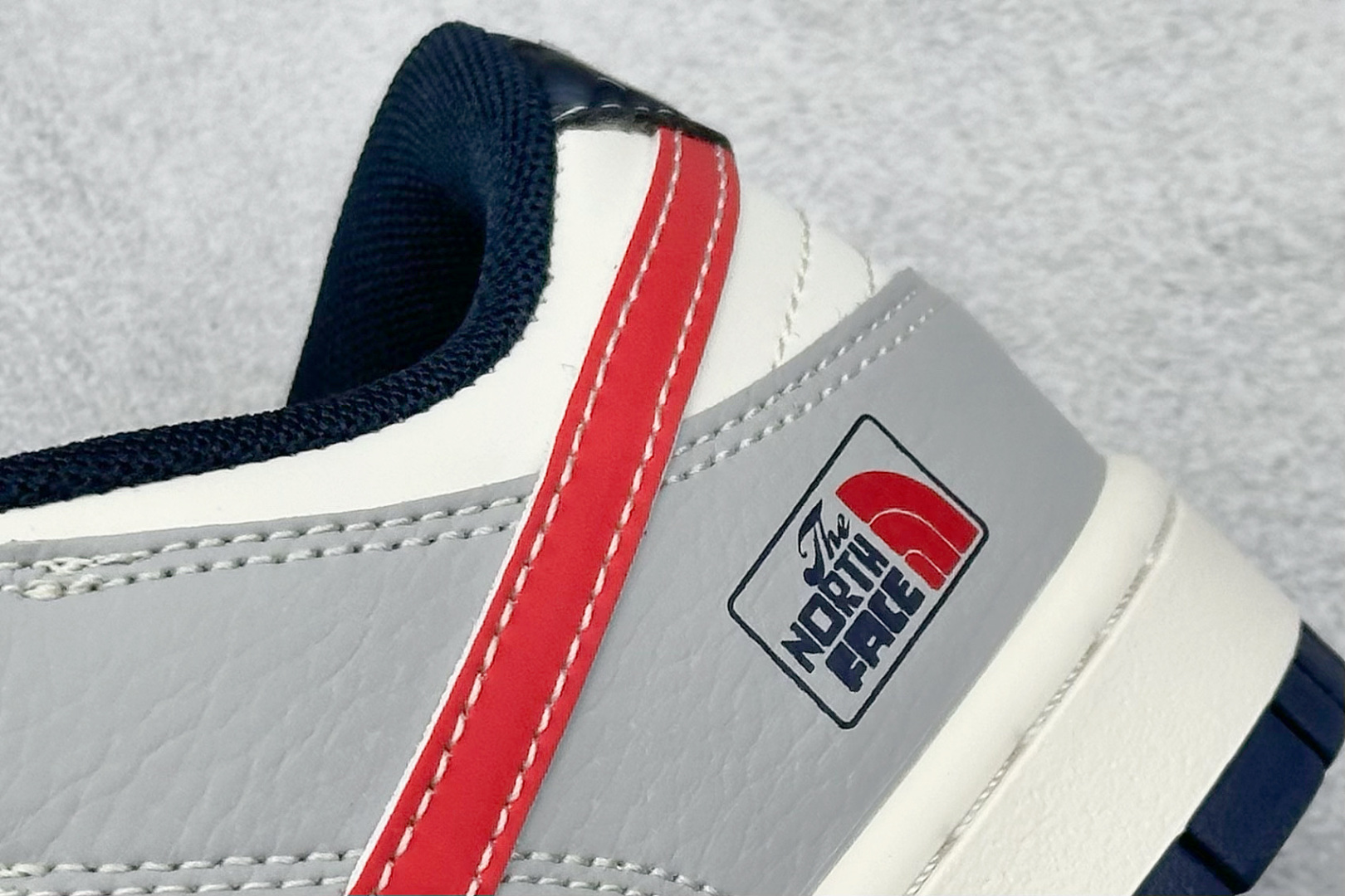 240 Nike SB Dunk Low“北面联名——灰蓝红勾配色” 高端定制 低帮休闲板鞋 F8698-208