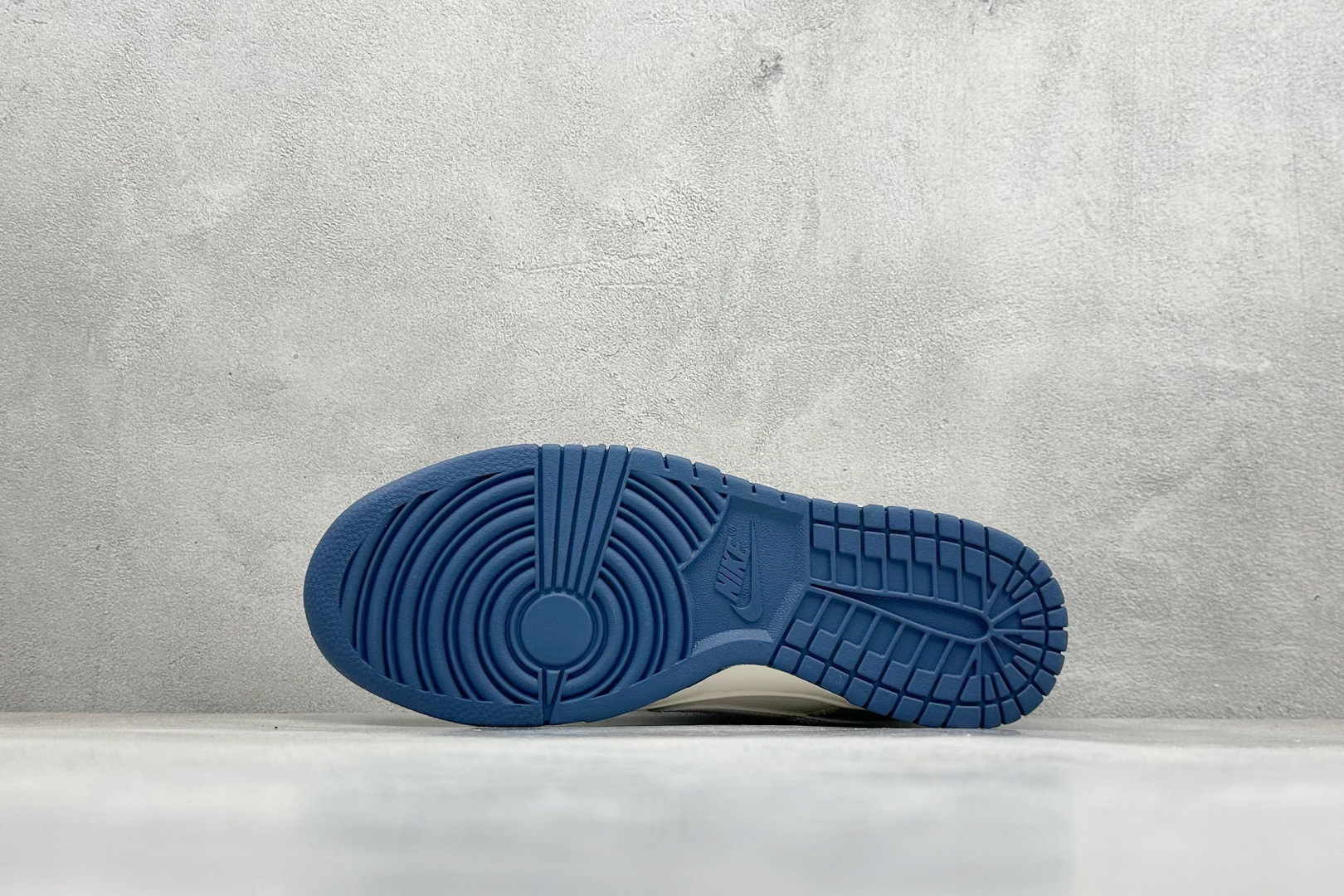 280 Nike SB Dunk Low x Louis Vuitton 灰白小勾  JP1628-017