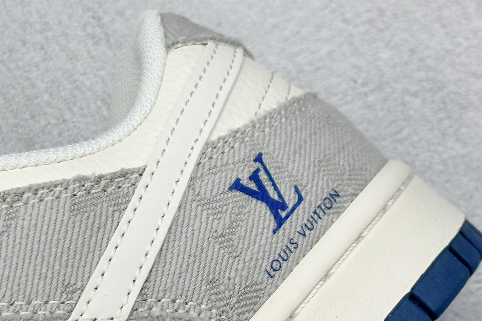 280 Nike SB Dunk Low x Louis Vuitton 灰白小勾  JP1628-017