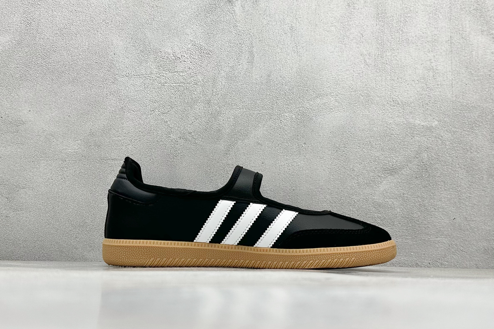 140 AdidSamba Jane 玛丽珍板鞋懒人一脚蹬运动鞋 AdidSamba Janes采用皮革材质 JQ6445