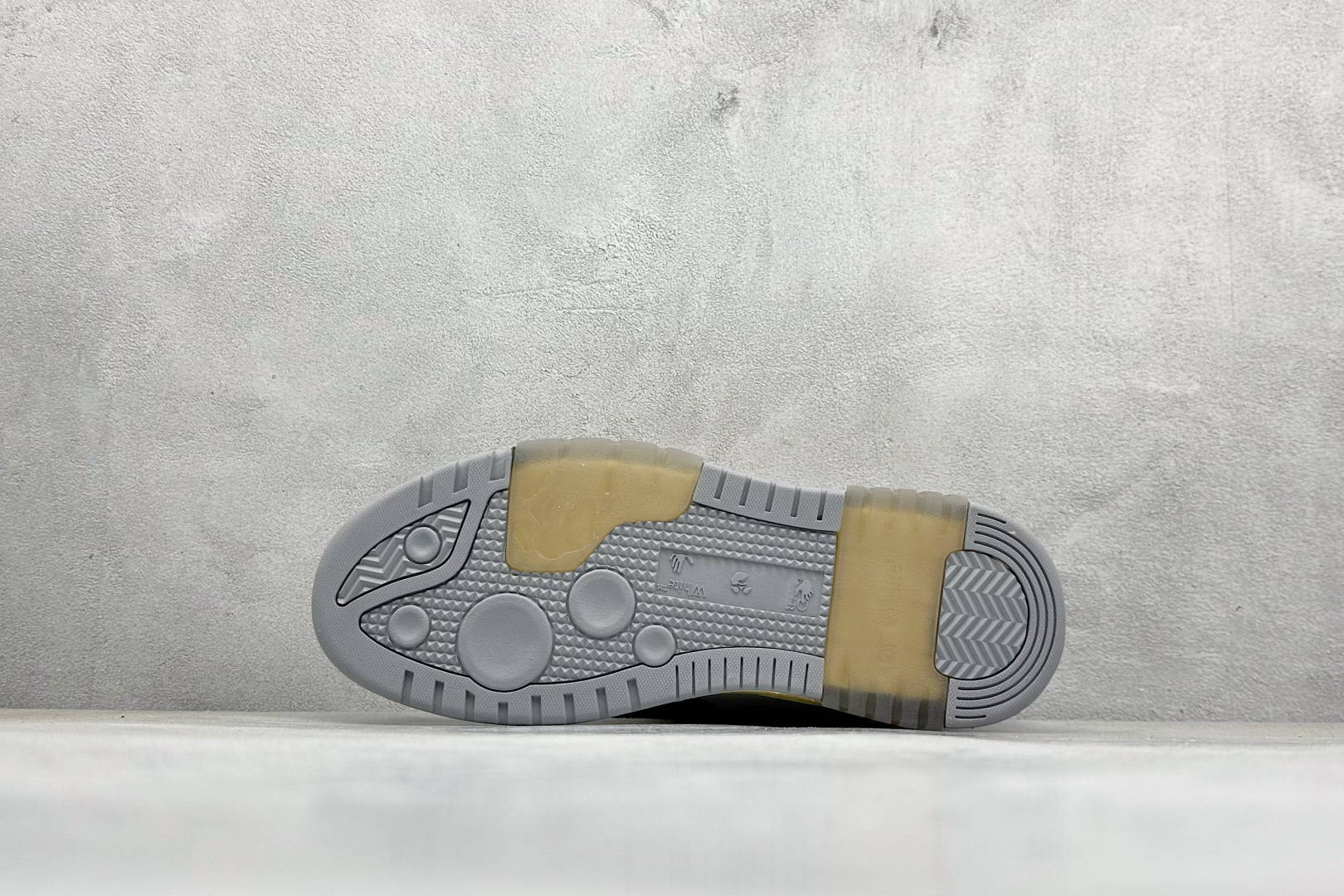 图片[4]-S版 OFF-White C/O VirGil Abloh 时尚百搭休闲鞋 独家首发新款 采用环保牛剖革组合网织布鞋面材质 鞋垫嵌入发泡缓震EVA物料 正确中底搭载EVA轻量缓震 外置牙钉防滑橡胶大底 正确配件同步定制 尺码：36-47-选品中心