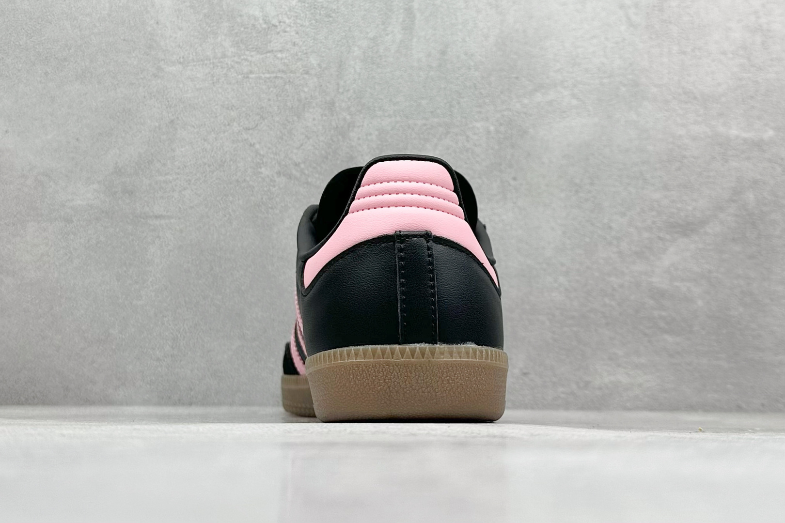 图片[6]-YH长青福利  AD Original Samba OG 复古经典轻便板鞋 带有装饰的超锁缝制和无缝的手感 柔软、柔软的皮革造型和标志性的3条纹完成了精致的外观 正规合身鞋带 鞋面上有绒面鞋垫 橡胶鞋底 享受正畸套筒软感 自50年代首次亮相以来就一直在赢得粉丝的青睐！ 货号：IH8157-选品中心