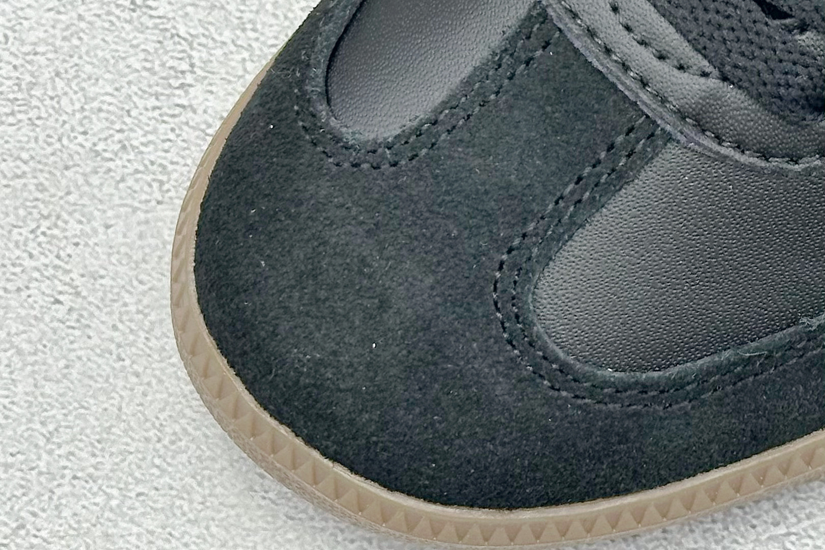 图片[7]-YH长青福利  AD Original Samba OG 复古经典轻便板鞋 带有装饰的超锁缝制和无缝的手感 柔软、柔软的皮革造型和标志性的3条纹完成了精致的外观 正规合身鞋带 鞋面上有绒面鞋垫 橡胶鞋底 享受正畸套筒软感 自50年代首次亮相以来就一直在赢得粉丝的青睐！ 货号：IH8157-选品中心