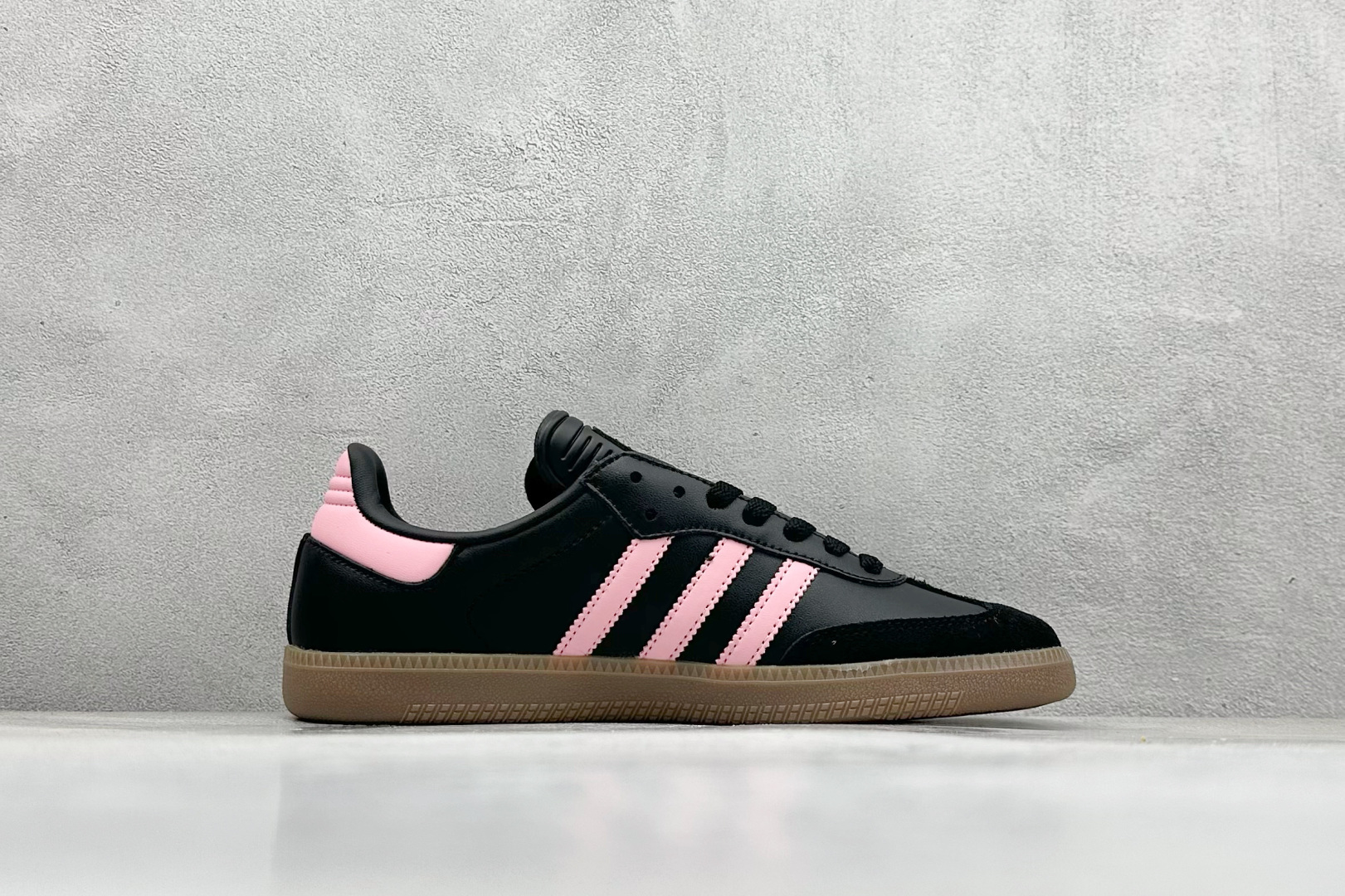 图片[2]-YH长青福利  AD Original Samba OG 复古经典轻便板鞋 带有装饰的超锁缝制和无缝的手感 柔软、柔软的皮革造型和标志性的3条纹完成了精致的外观 正规合身鞋带 鞋面上有绒面鞋垫 橡胶鞋底 享受正畸套筒软感 自50年代首次亮相以来就一直在赢得粉丝的青睐！ 货号：IH8157-选品中心