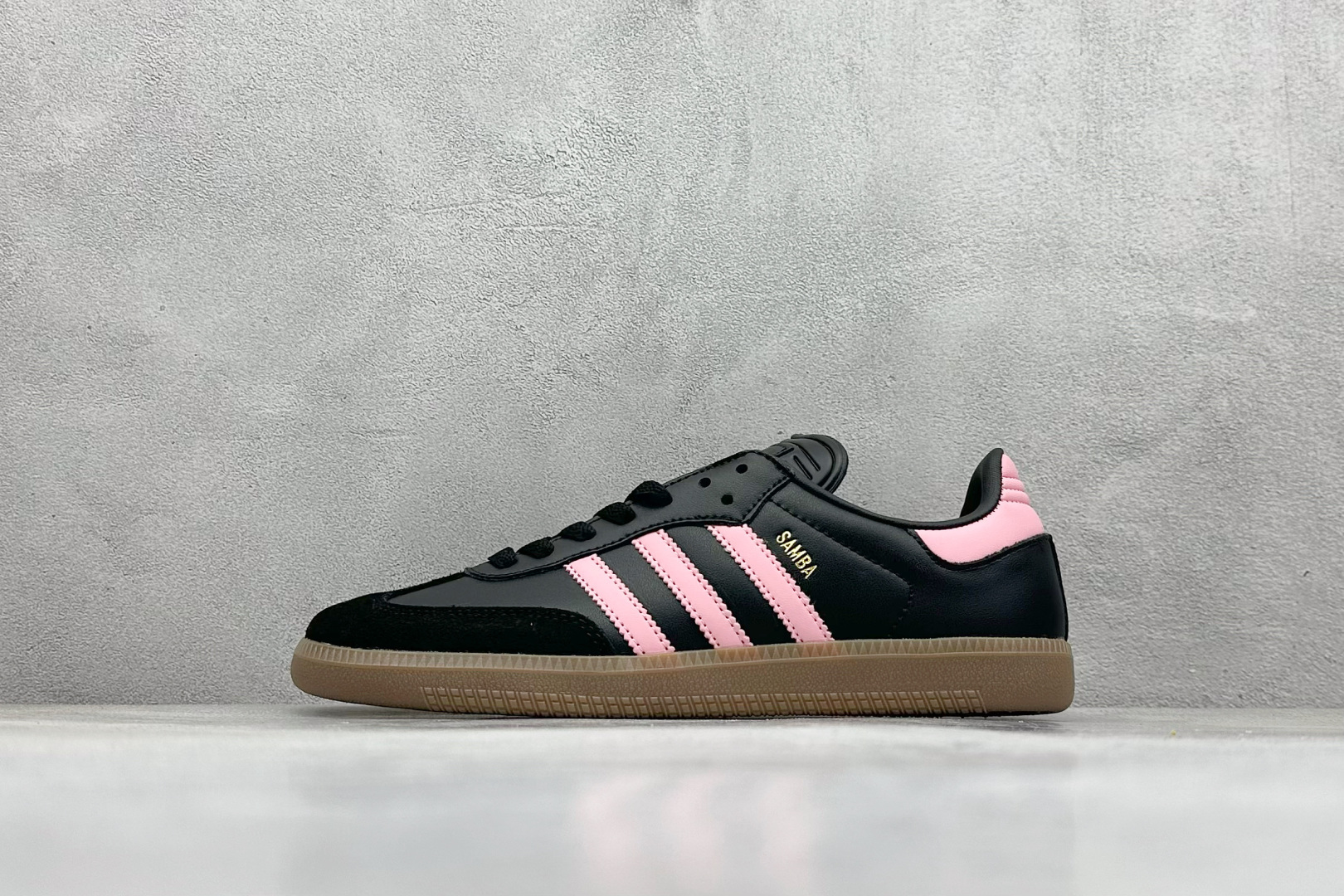 YH长青福利  AD Original Samba OG 复古经典轻便板鞋 带有装饰的超锁缝制和无缝的手感 柔软、柔软的皮革造型和标志性的3条纹完成了精致的外观 正规合身鞋带 鞋面上有绒面鞋垫 橡胶鞋底 享受正畸套筒软感 自50年代首次亮相以来就一直在赢得粉丝的青睐！ 货号：IH8157-选品中心