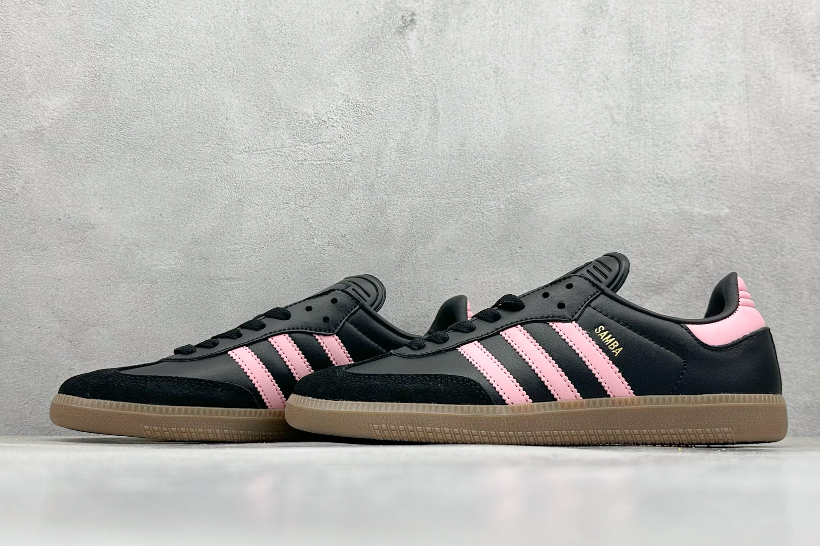 图片[5]-YH长青福利  AD Original Samba OG 复古经典轻便板鞋 带有装饰的超锁缝制和无缝的手感 柔软、柔软的皮革造型和标志性的3条纹完成了精致的外观 正规合身鞋带 鞋面上有绒面鞋垫 橡胶鞋底 享受正畸套筒软感 自50年代首次亮相以来就一直在赢得粉丝的青睐！ 货号：IH8157-选品中心