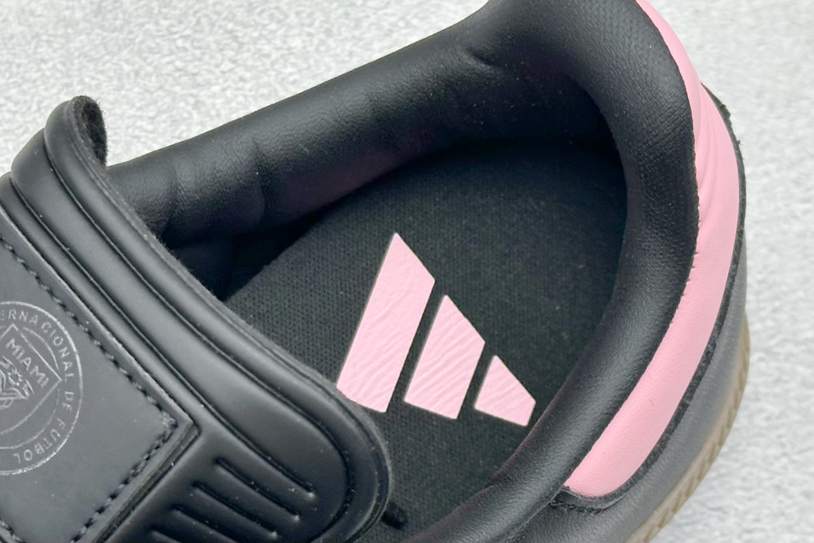 图片[8]-YH长青福利  AD Original Samba OG 复古经典轻便板鞋 带有装饰的超锁缝制和无缝的手感 柔软、柔软的皮革造型和标志性的3条纹完成了精致的外观 正规合身鞋带 鞋面上有绒面鞋垫 橡胶鞋底 享受正畸套筒软感 自50年代首次亮相以来就一直在赢得粉丝的青睐！ 货号：IH8157-选品中心