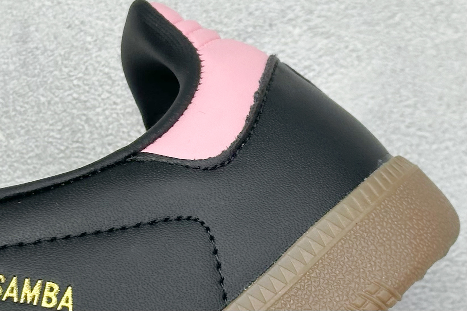 图片[9]-YH长青福利  AD Original Samba OG 复古经典轻便板鞋 带有装饰的超锁缝制和无缝的手感 柔软、柔软的皮革造型和标志性的3条纹完成了精致的外观 正规合身鞋带 鞋面上有绒面鞋垫 橡胶鞋底 享受正畸套筒软感 自50年代首次亮相以来就一直在赢得粉丝的青睐！ 货号：IH8157-选品中心