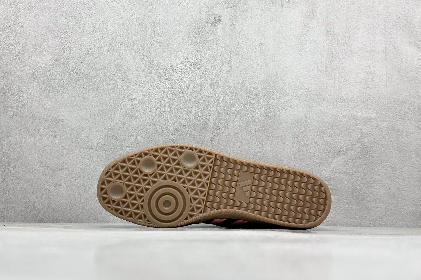 图片[4]-YH长青福利  AD Original Samba OG 复古经典轻便板鞋 带有装饰的超锁缝制和无缝的手感 柔软、柔软的皮革造型和标志性的3条纹完成了精致的外观 正规合身鞋带 鞋面上有绒面鞋垫 橡胶鞋底 享受正畸套筒软感 自50年代首次亮相以来就一直在赢得粉丝的青睐！ 货号：IH8157-选品中心