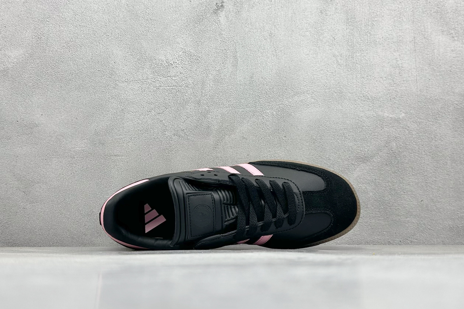 图片[3]-YH长青福利  AD Original Samba OG 复古经典轻便板鞋 带有装饰的超锁缝制和无缝的手感 柔软、柔软的皮革造型和标志性的3条纹完成了精致的外观 正规合身鞋带 鞋面上有绒面鞋垫 橡胶鞋底 享受正畸套筒软感 自50年代首次亮相以来就一直在赢得粉丝的青睐！ 货号：IH8157-选品中心