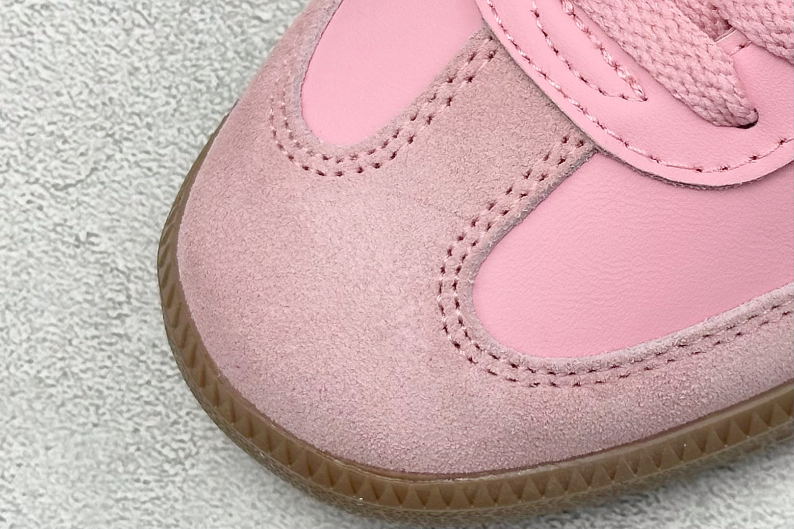 图片[7]-YH长青福利  AD Original Samba OG 复古经典轻便板鞋 带有装饰的超锁缝制和无缝的手感 柔软、柔软的皮革造型和标志性的3条纹完成了精致的外观 正规合身鞋带 鞋面上有绒面鞋垫 橡胶鞋底 享受正畸套筒软感 自50年代首次亮相以来就一直在赢得粉丝的青睐！ 货号：IH8158-选品中心