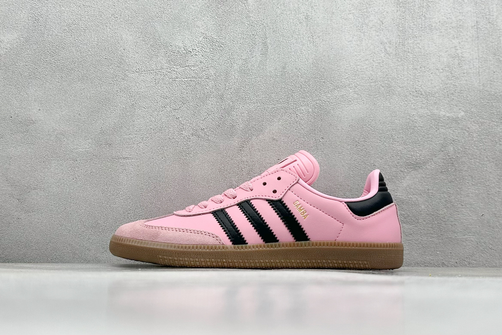 YH长青福利  AD Original Samba OG 复古经典轻便板鞋 带有装饰的超锁缝制和无缝的手感 柔软、柔软的皮革造型和标志性的3条纹完成了精致的外观 正规合身鞋带 鞋面上有绒面鞋垫 橡胶鞋底 享受正畸套筒软感 自50年代首次亮相以来就一直在赢得粉丝的青睐！ 货号：IH8158-选品中心