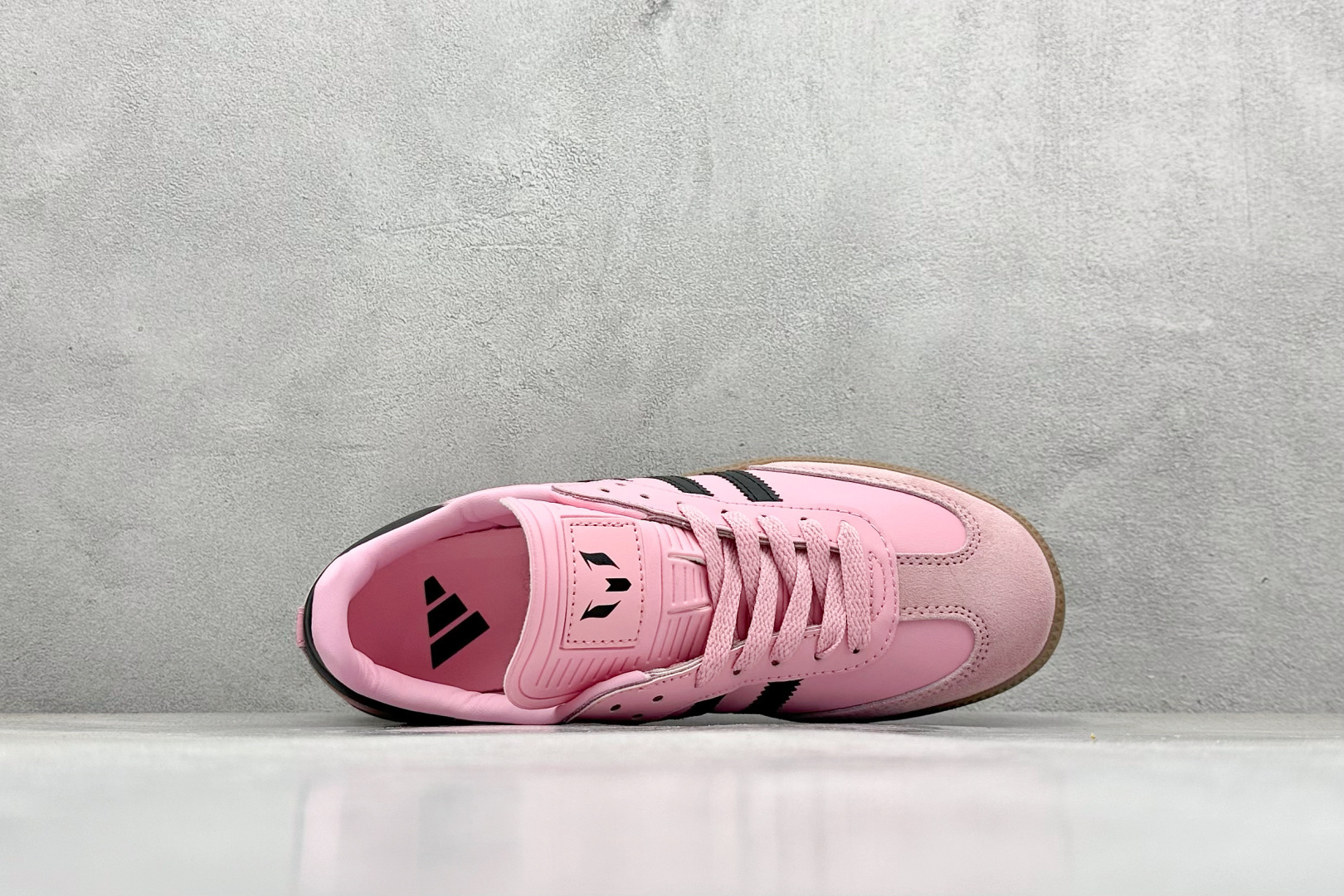 图片[3]-YH长青福利  AD Original Samba OG 复古经典轻便板鞋 带有装饰的超锁缝制和无缝的手感 柔软、柔软的皮革造型和标志性的3条纹完成了精致的外观 正规合身鞋带 鞋面上有绒面鞋垫 橡胶鞋底 享受正畸套筒软感 自50年代首次亮相以来就一直在赢得粉丝的青睐！ 货号：IH8158-选品中心