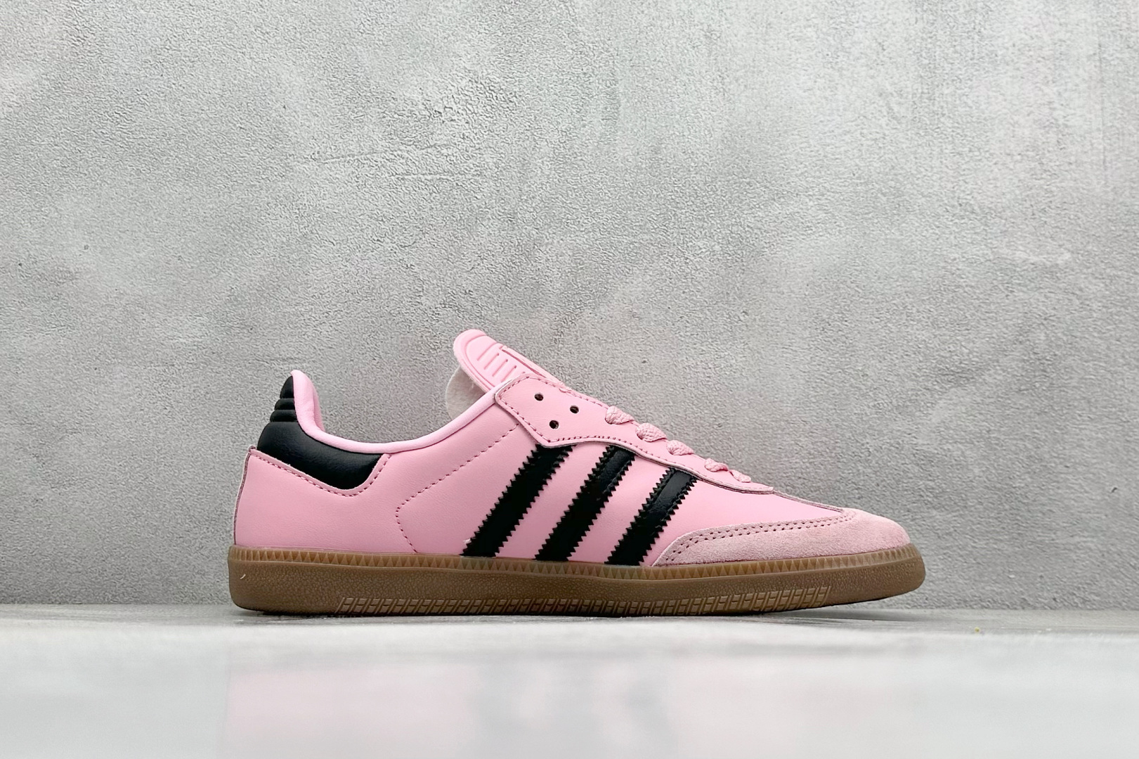 图片[2]-YH长青福利  AD Original Samba OG 复古经典轻便板鞋 带有装饰的超锁缝制和无缝的手感 柔软、柔软的皮革造型和标志性的3条纹完成了精致的外观 正规合身鞋带 鞋面上有绒面鞋垫 橡胶鞋底 享受正畸套筒软感 自50年代首次亮相以来就一直在赢得粉丝的青睐！ 货号：IH8158-选品中心