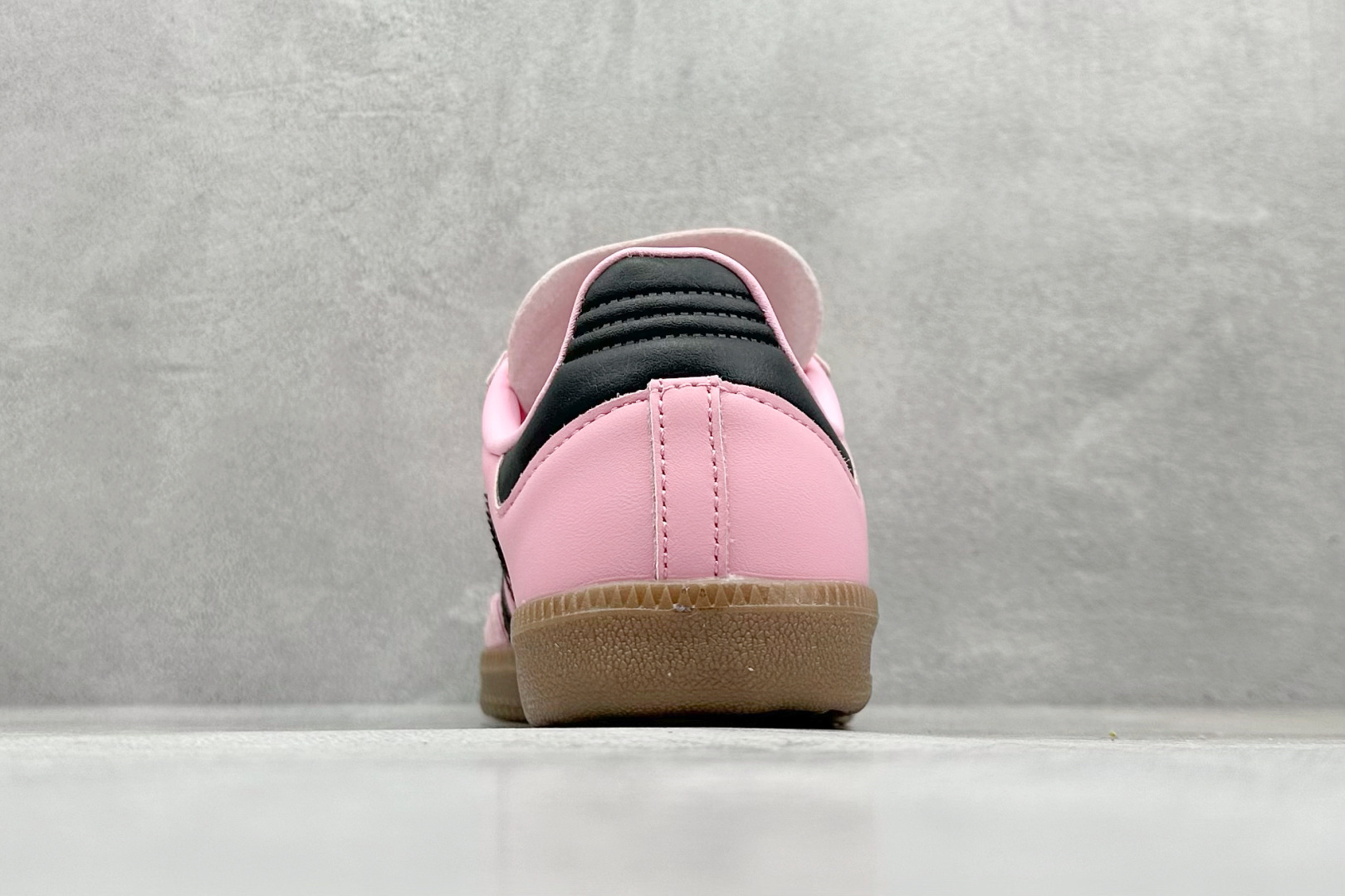 图片[6]-YH长青福利  AD Original Samba OG 复古经典轻便板鞋 带有装饰的超锁缝制和无缝的手感 柔软、柔软的皮革造型和标志性的3条纹完成了精致的外观 正规合身鞋带 鞋面上有绒面鞋垫 橡胶鞋底 享受正畸套筒软感 自50年代首次亮相以来就一直在赢得粉丝的青睐！ 货号：IH8158-选品中心