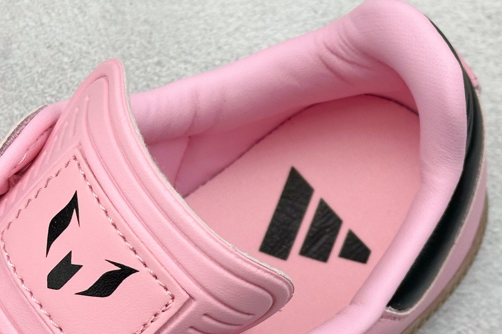 图片[8]-YH长青福利  AD Original Samba OG 复古经典轻便板鞋 带有装饰的超锁缝制和无缝的手感 柔软、柔软的皮革造型和标志性的3条纹完成了精致的外观 正规合身鞋带 鞋面上有绒面鞋垫 橡胶鞋底 享受正畸套筒软感 自50年代首次亮相以来就一直在赢得粉丝的青睐！ 货号：IH8158-选品中心